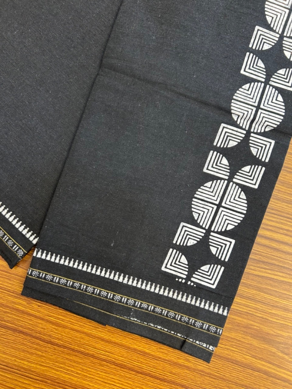 Kaitharikada - Single Kaily / Lungi - Polyster + Cotton - 20s twisted - 2.5 inch White Design printed kuppadam kara with Black colour body - 99 KK8035 GAN