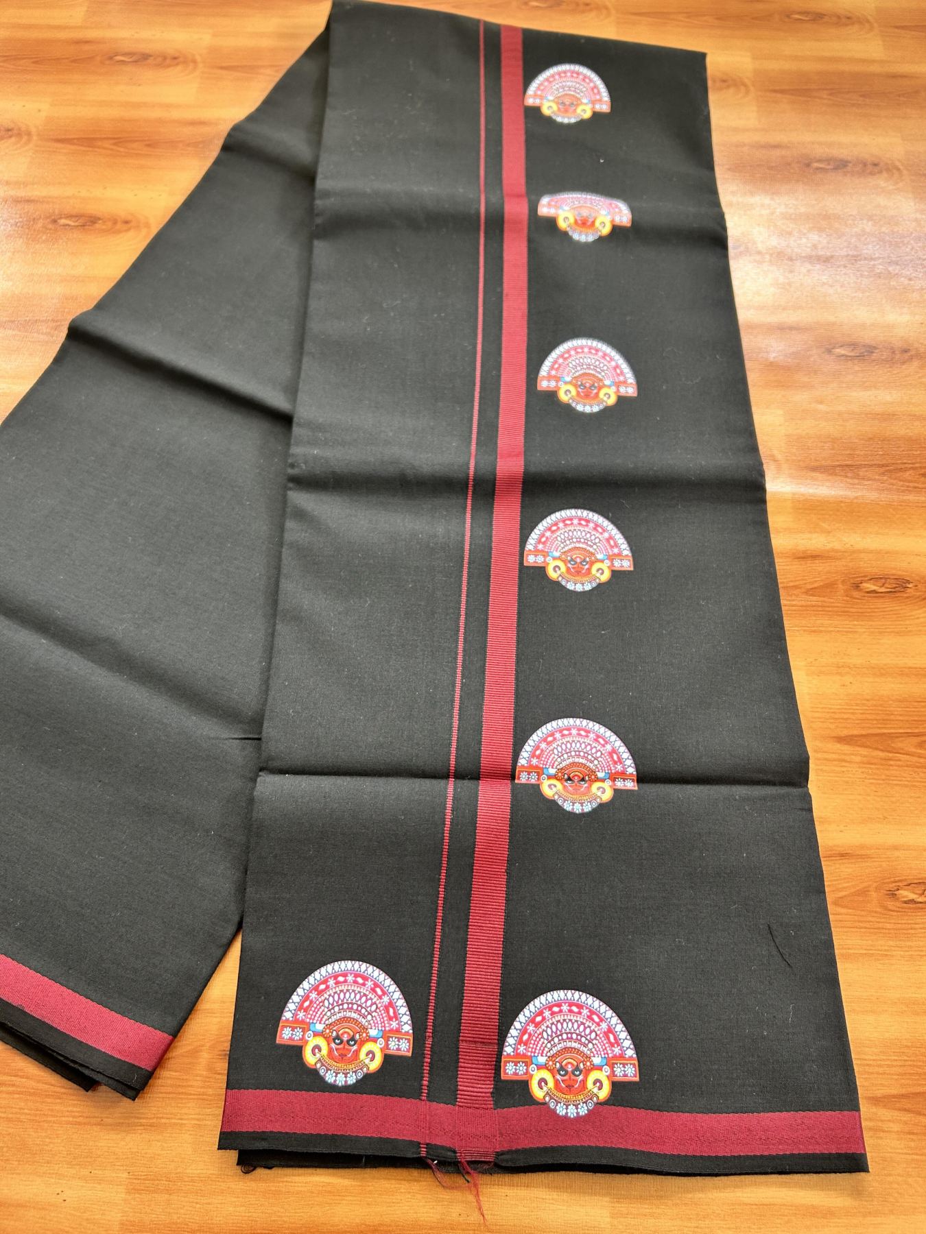 Single Kaily / Lungi- 20% Discount !! Kaitharikada - Pure Cotton - (40s) - 0.5 inch Maroon Theyyam Printed Design Kara with Black colour Body (2 meter / 4 muzham) - 13 KK8062 GAN
