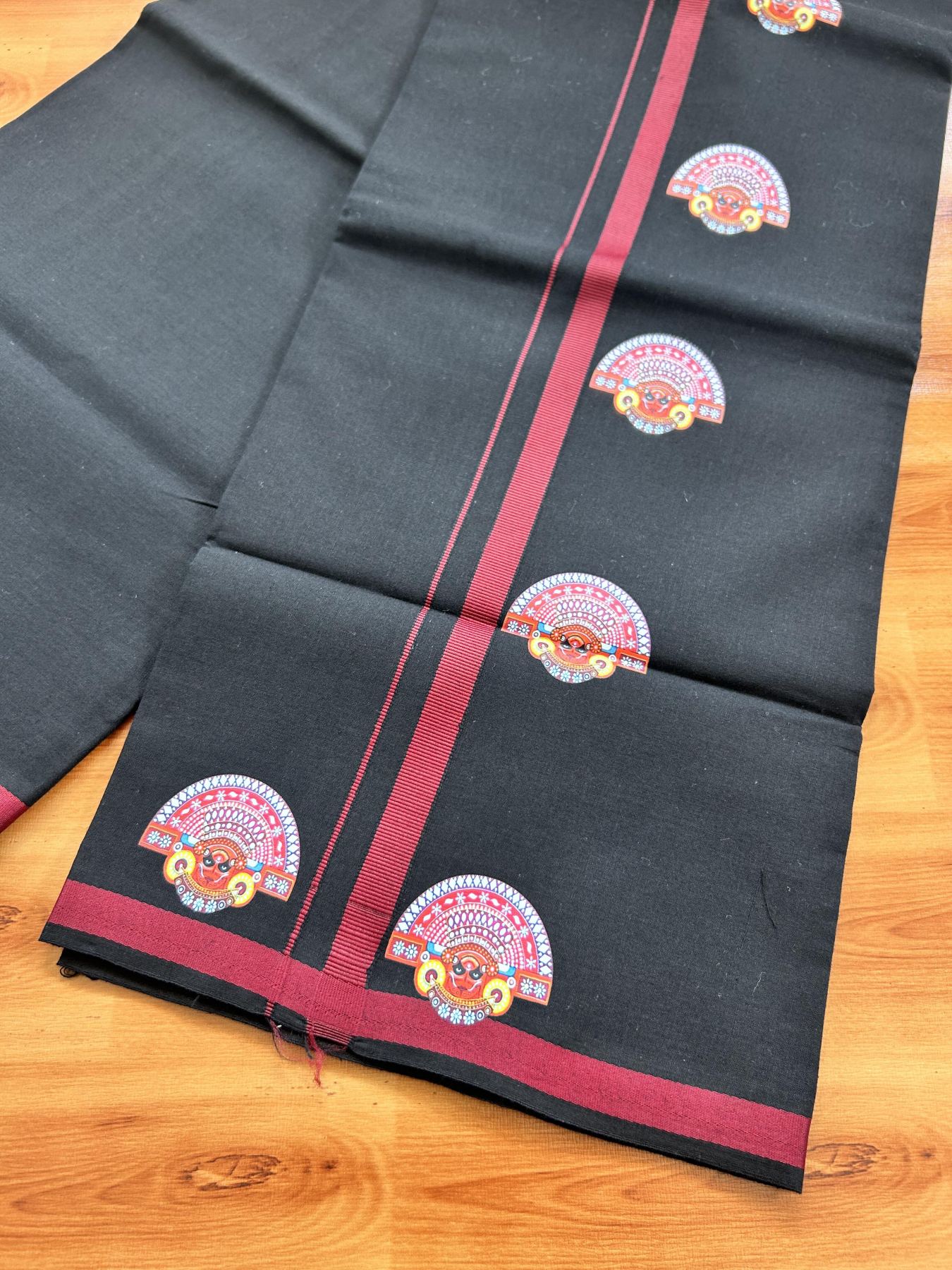 Single Kaily / Lungi- 20% Discount !! Kaitharikada - Pure Cotton - (40s) - 0.5 inch Maroon Theyyam Printed Design Kara with Black colour Body (2 meter / 4 muzham) - 13 KK8062 GAN