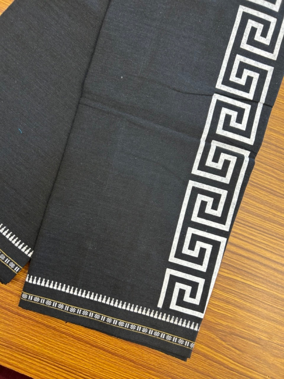 Kaitharikada - Single Kaily / Lungi - Polyster + Cotton - 20s twisted - 2.5 inch White Design printed kara with Black colour body - 110 KK8035 GAN