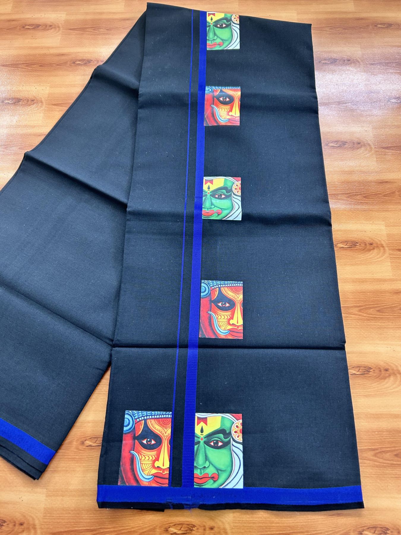 Single Kaily / Lungi- 20% Discount !! Kaitharikada - Pure Cotton - (40s) - 0.5 inch Blue Theyyam & Kathakali Printed Design Kara with Black colour Body (2 meter / 4 muzham) - 4 KK8062 GAN