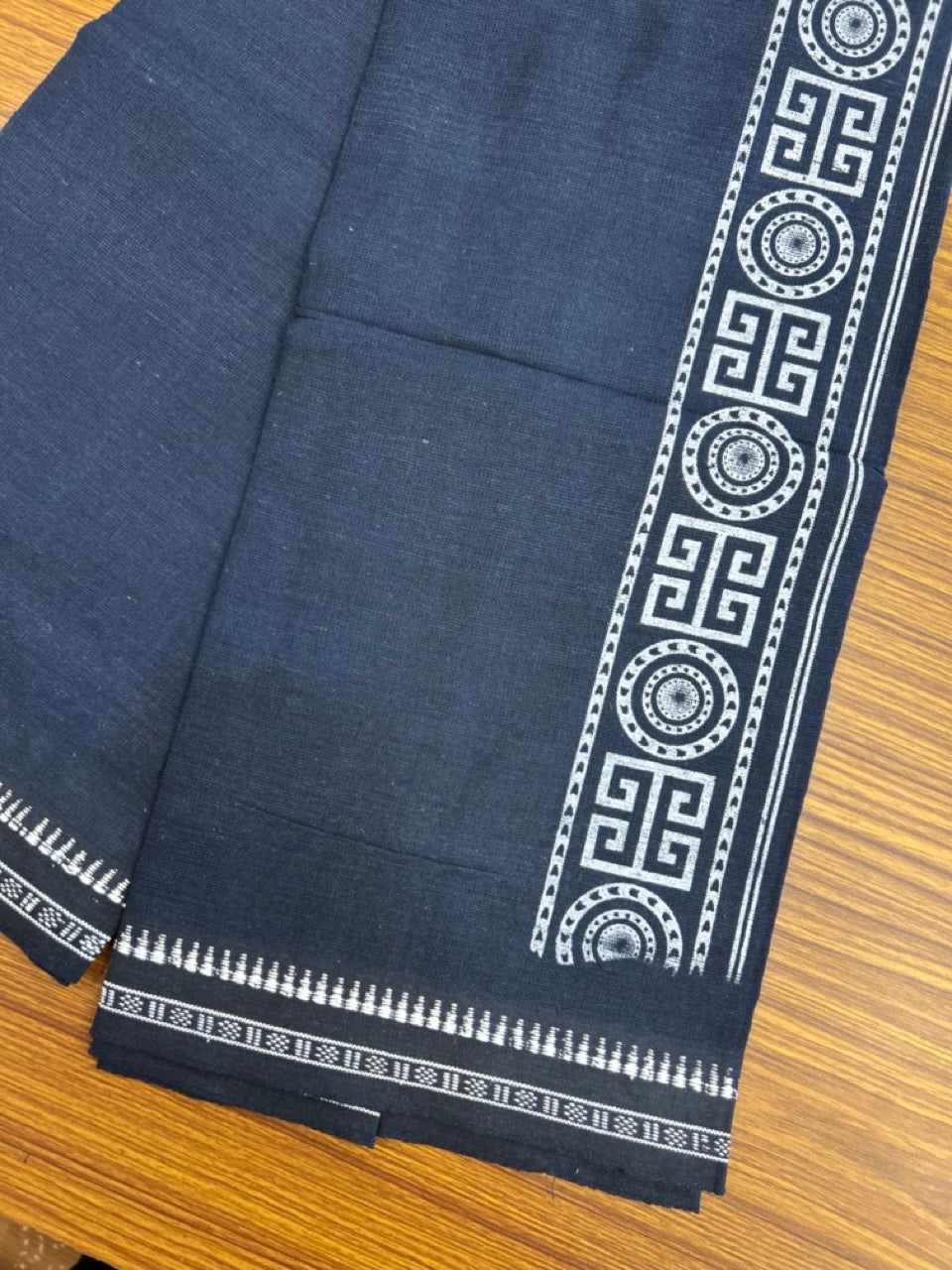 Kaitharikada - Single Kaily / Lungi - Polyster + Cotton - 20s twisted - 2.5 inch White Design printed kara with Navy Blue colour body - 112 KK8035 GAN