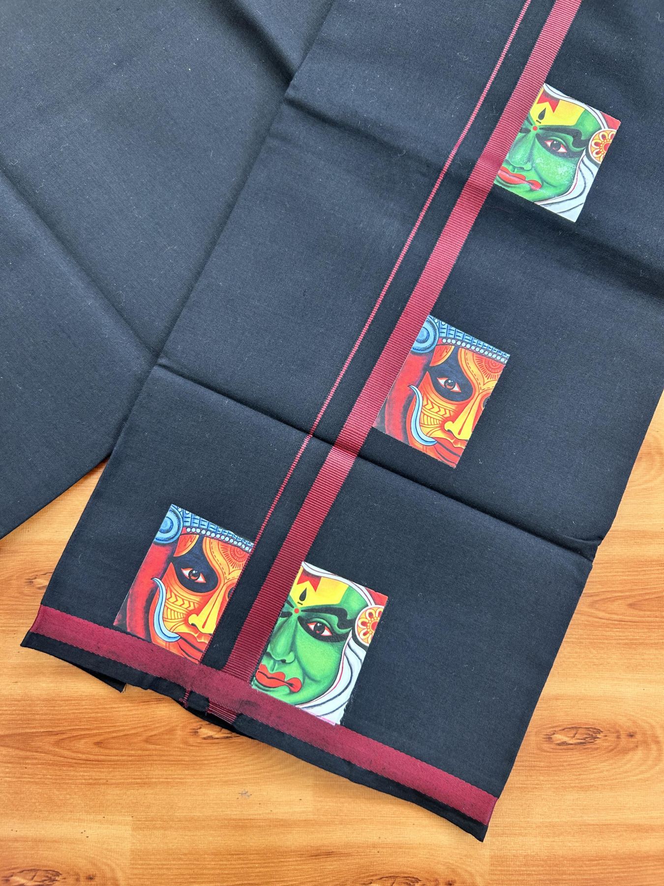 Single Kaily / Lungi- 20% Discount !! Kaitharikada - Pure Cotton - (40s) - 0.5 inch Maroon Theyyam & Kathakali Printed Design Kara with Black colour Body (2 meter / 4 muzham) - 5 KK8062 GAN