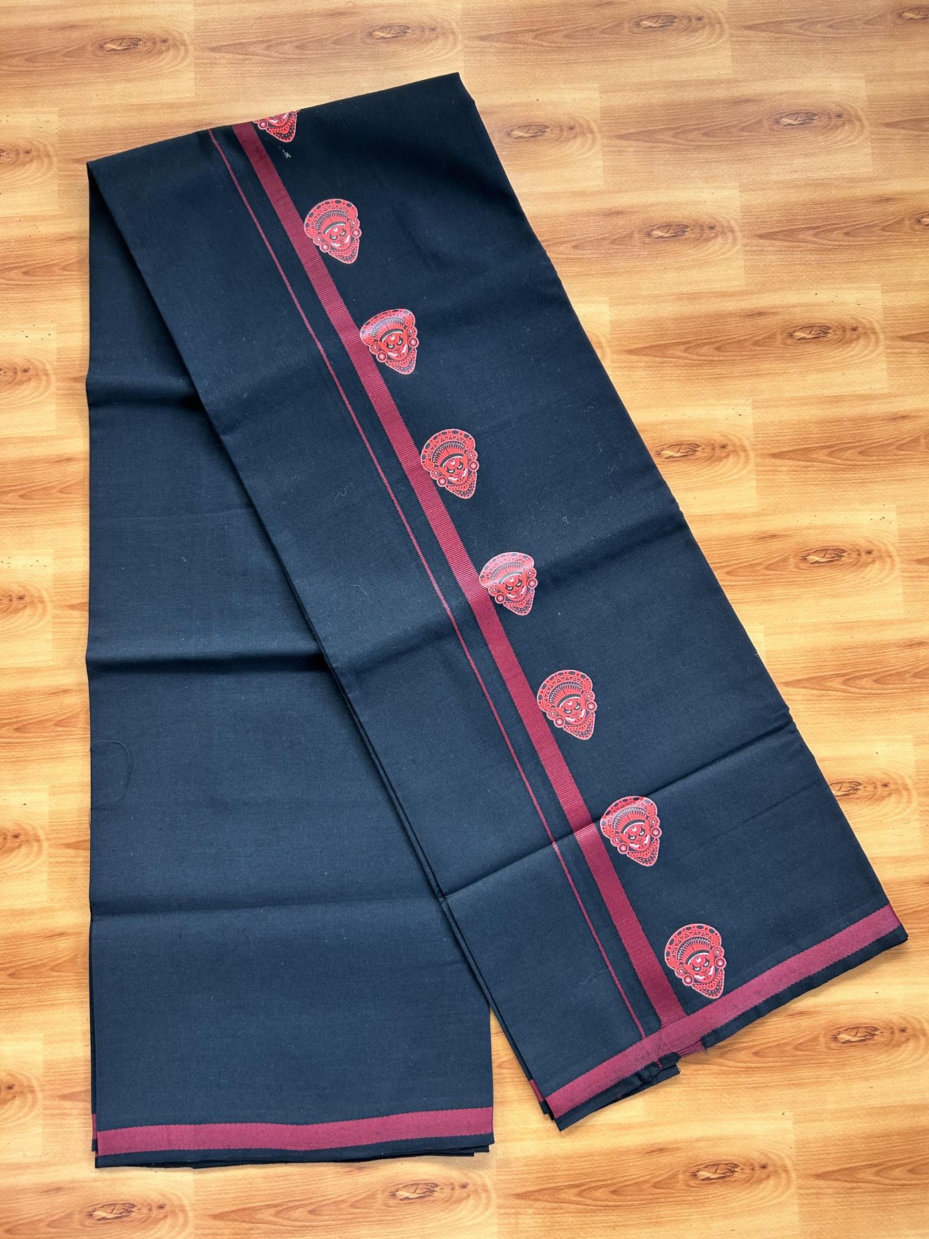 Single Kaily / Lungi- 20% Discount !! Kaitharikada - Pure Cotton - (40s) - 0.5 inch Maroon Theyyam Printed Design Kara with Black colour Body (2 meter / 4 muzham) - 10 KK8062 GAN