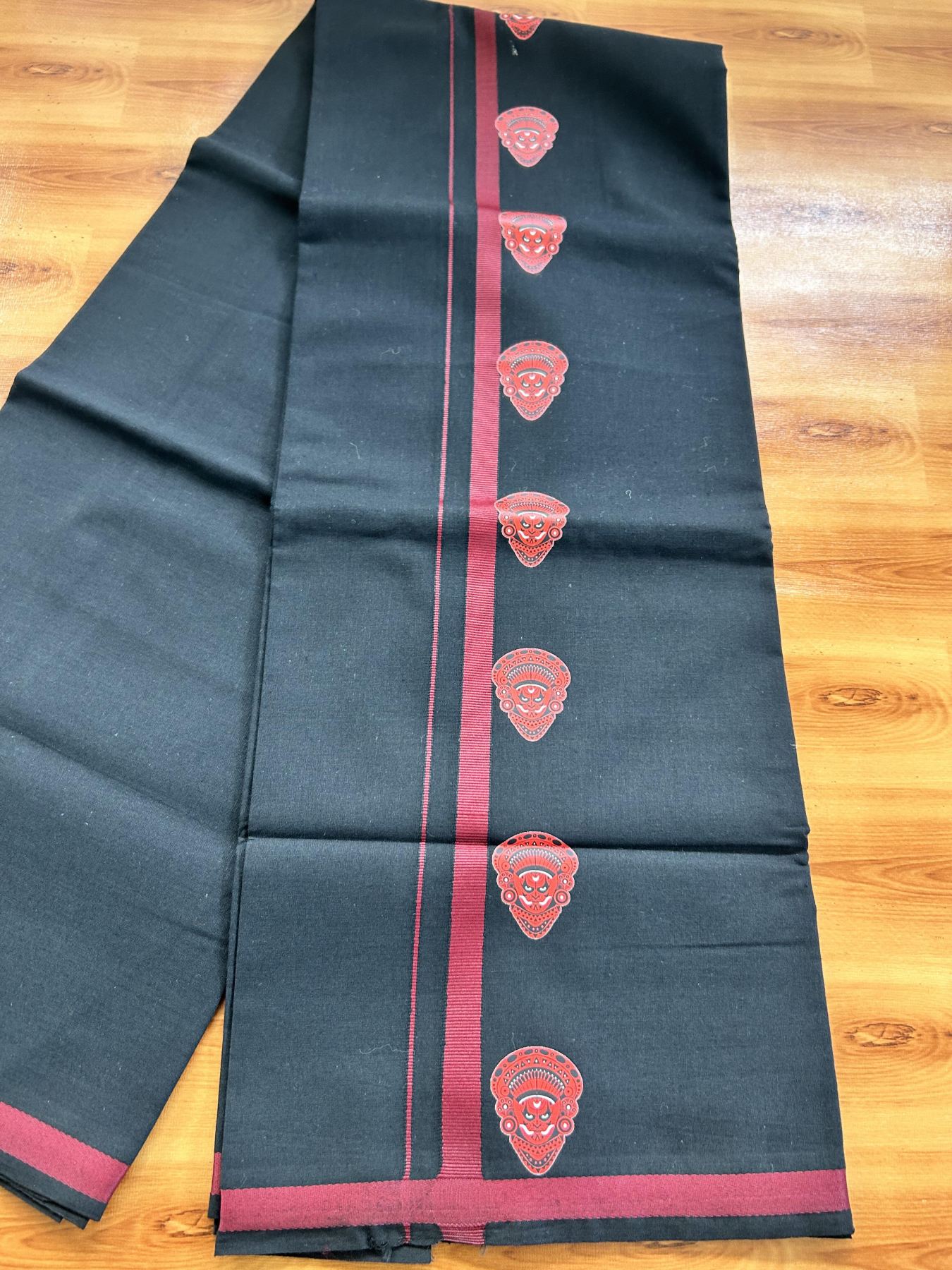 Single Kaily / Lungi- 20% Discount !! Kaitharikada - Pure Cotton - (40s) - 0.5 inch Maroon Theyyam Printed Design Kara with Black colour Body (2 meter / 4 muzham) - 10 KK8062 GAN
