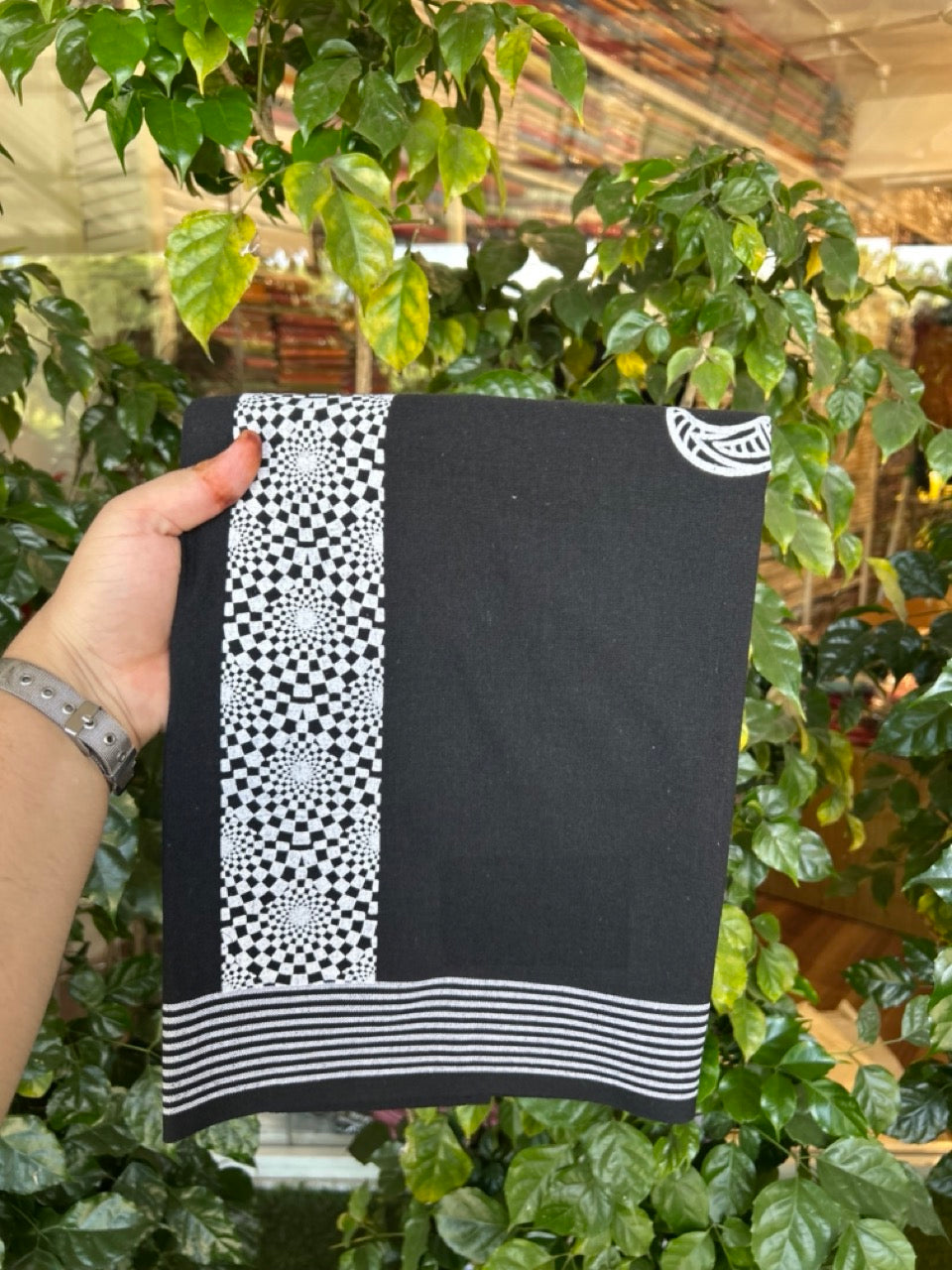 Kaitharikada - Single Kaily / Lungi - Polyster + Cotton - 20s twisted - 2.5 inch White Design & Elephant printed kara with Black colour body - 105 KK8035 GAN
