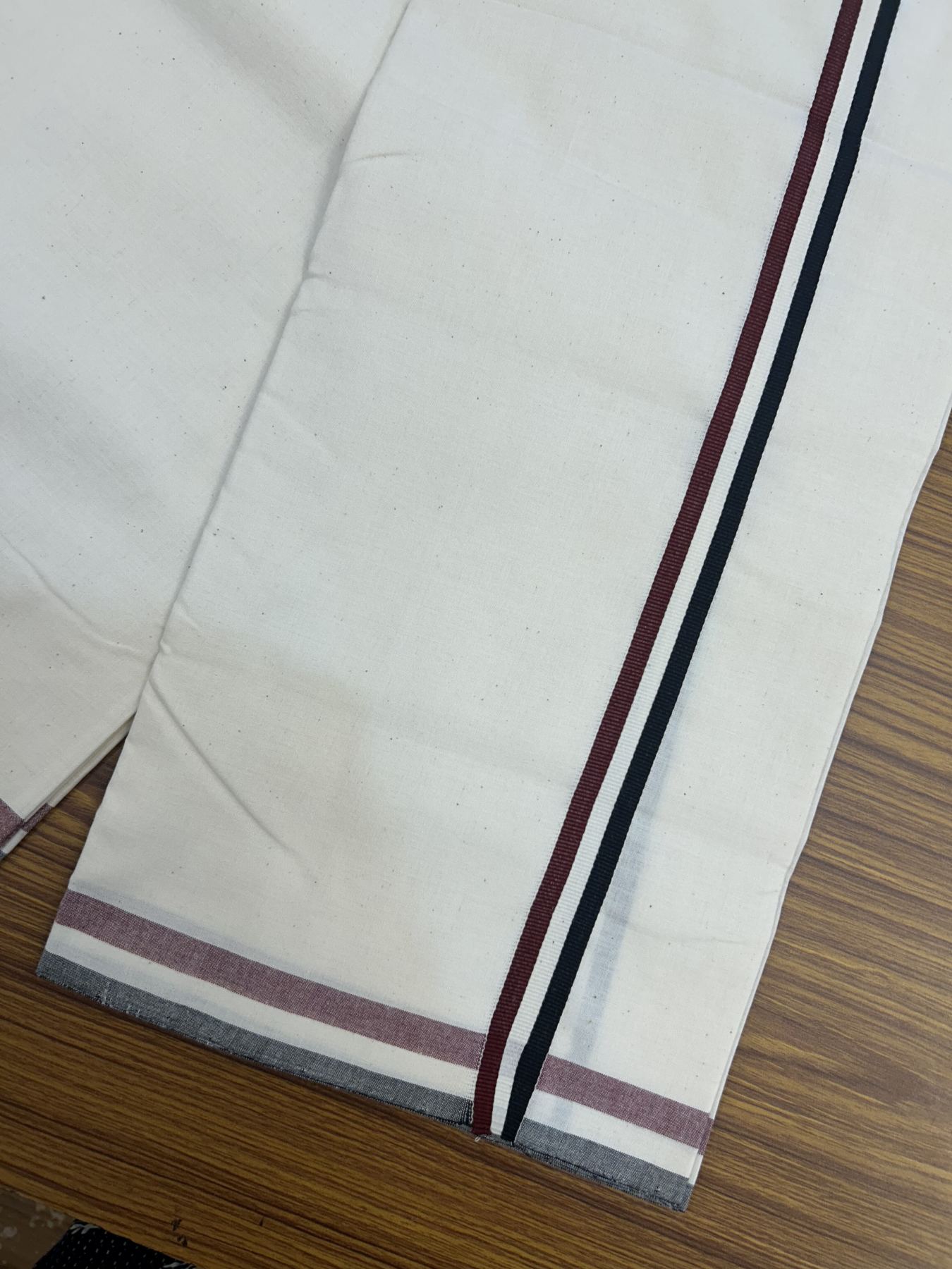 Admk Veshti - 25%Discount !! Signature Kaitharikada Exclusive Single Dhoti - 100% Cotton Balaramapuram Handloom Single Mundu/Dhoti - Off White - (Unbleached) 0.75 inch Black White & Maroon kara (2 meter / 4 muzham)- 41 KK5318 KAI