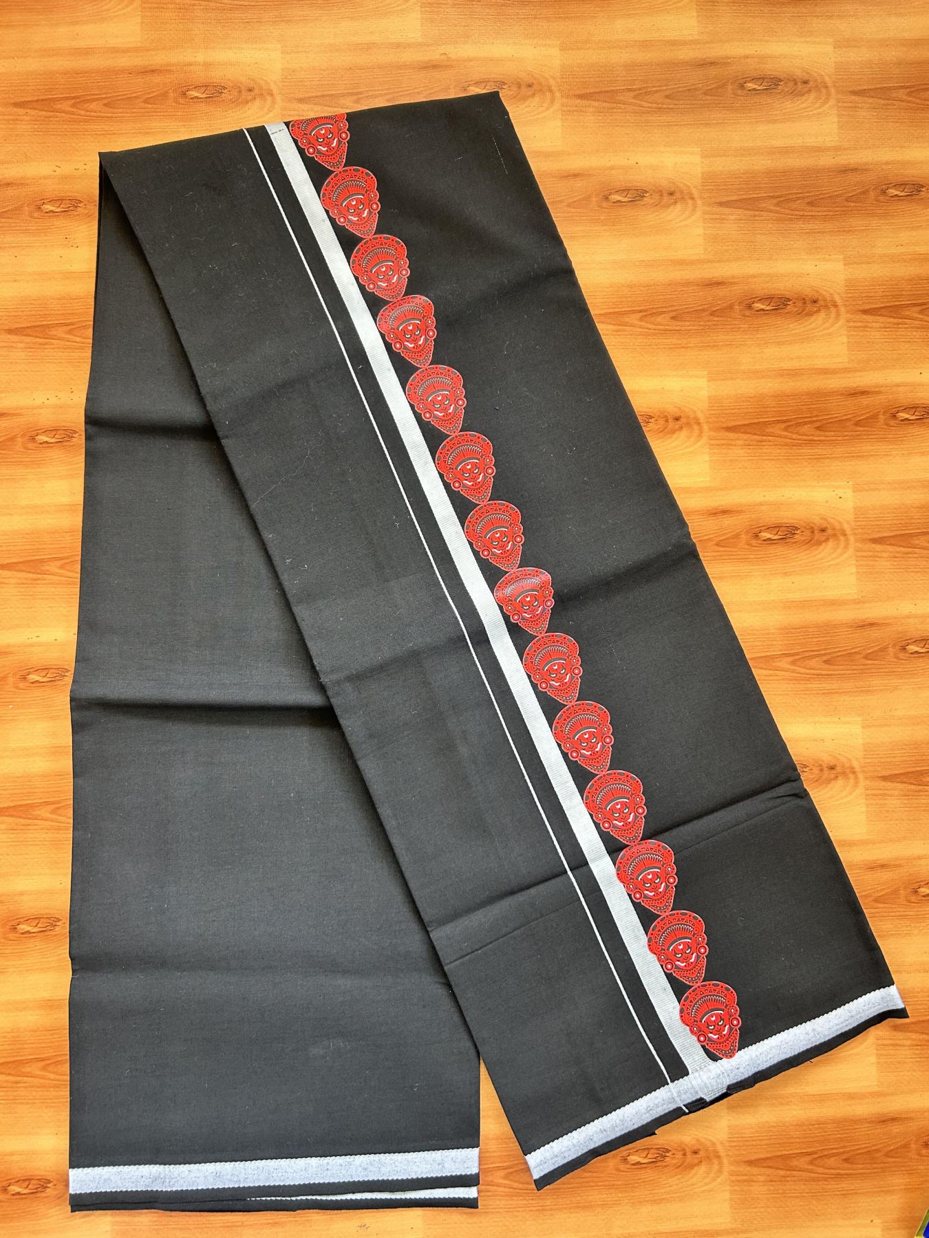 Single Kaily / Lungi- 20% Discount !! Kaitharikada - Pure Cotton - (40s) - 0.5 inch Light Grey Theyyam Printed Design Kara with Black colour Body (2 meter / 4 muzham) - 7 KK8062 GAN