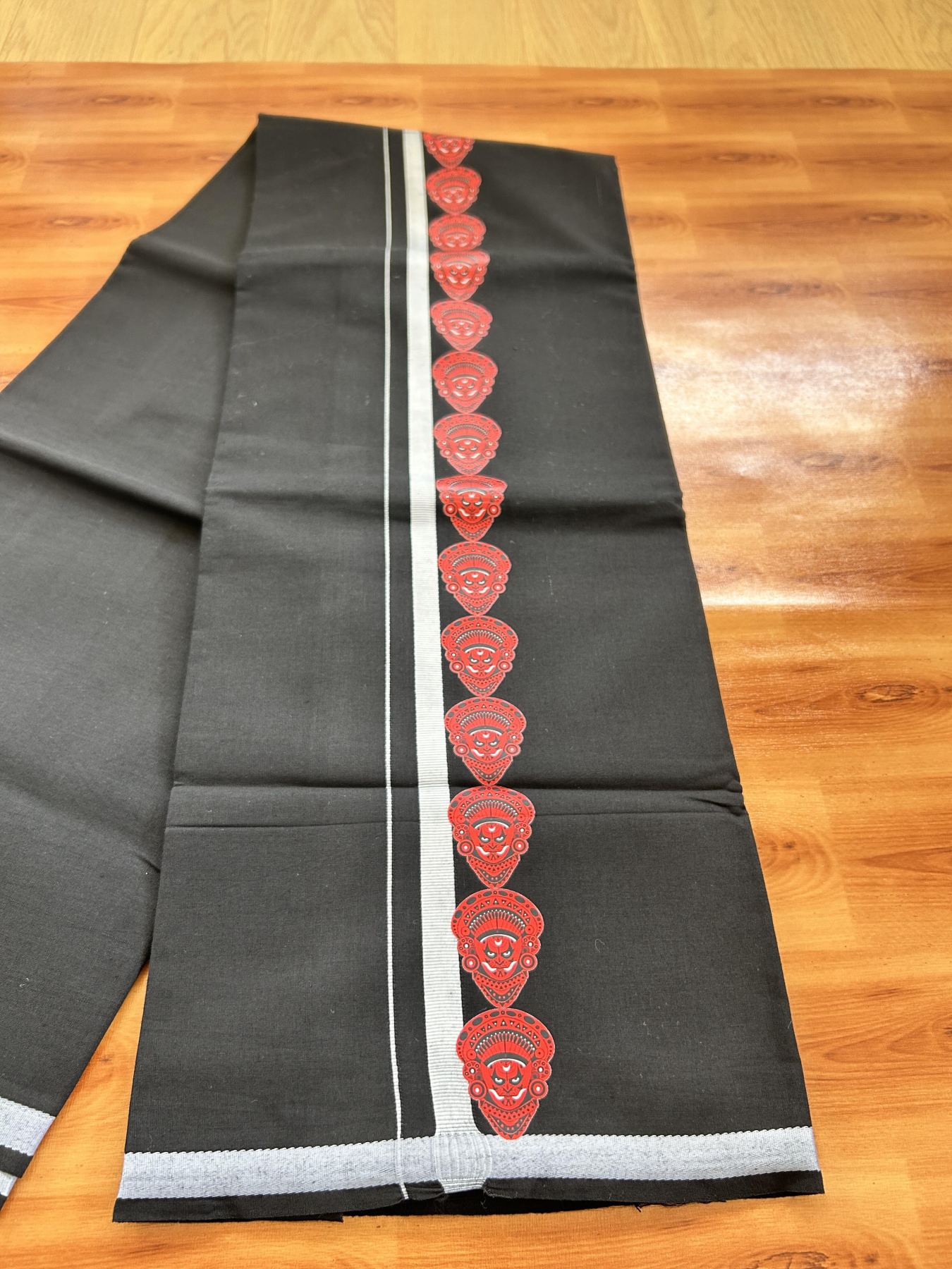 Single Kaily / Lungi- 20% Discount !! Kaitharikada - Pure Cotton - (40s) - 0.5 inch Light Grey Theyyam Printed Design Kara with Black colour Body (2 meter / 4 muzham) - 7 KK8062 GAN