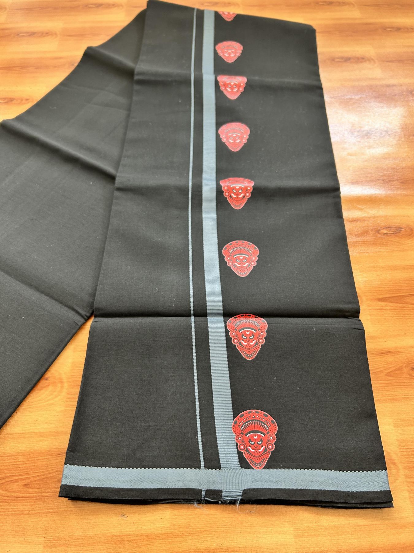 Single Kaily / Lungi- 20% Discount !! Kaitharikada - Pure Cotton - (40s) - 0.5 inch Ash Grey Theyyam Printed Design Kara with Black colour Body (2 meter / 4 muzham) - 6 KK8062 GAN