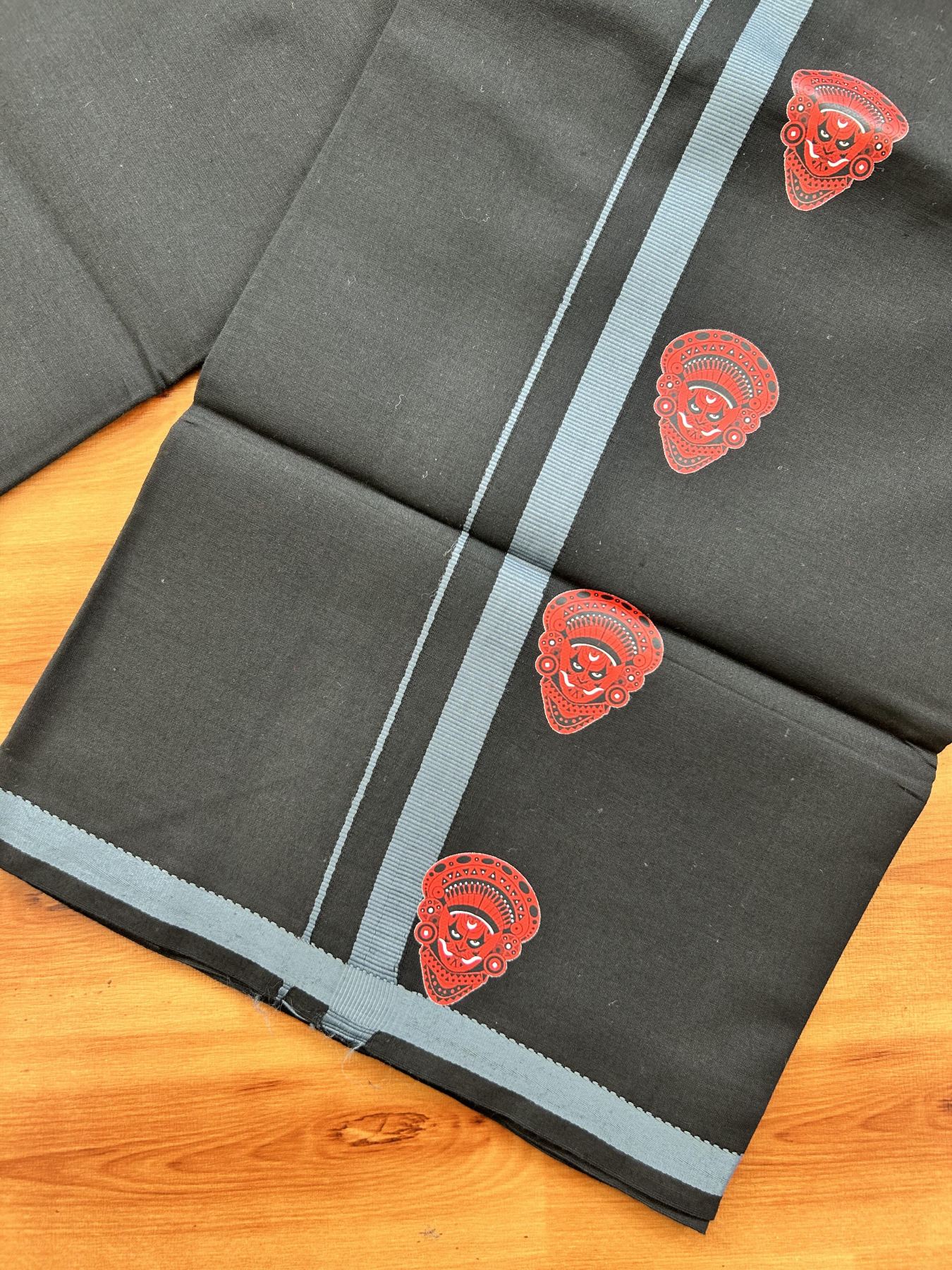 Single Kaily / Lungi- 20% Discount !! Kaitharikada - Pure Cotton - (40s) - 0.5 inch Ash Grey Theyyam Printed Design Kara with Black colour Body (2 meter / 4 muzham) - 6 KK8062 GAN