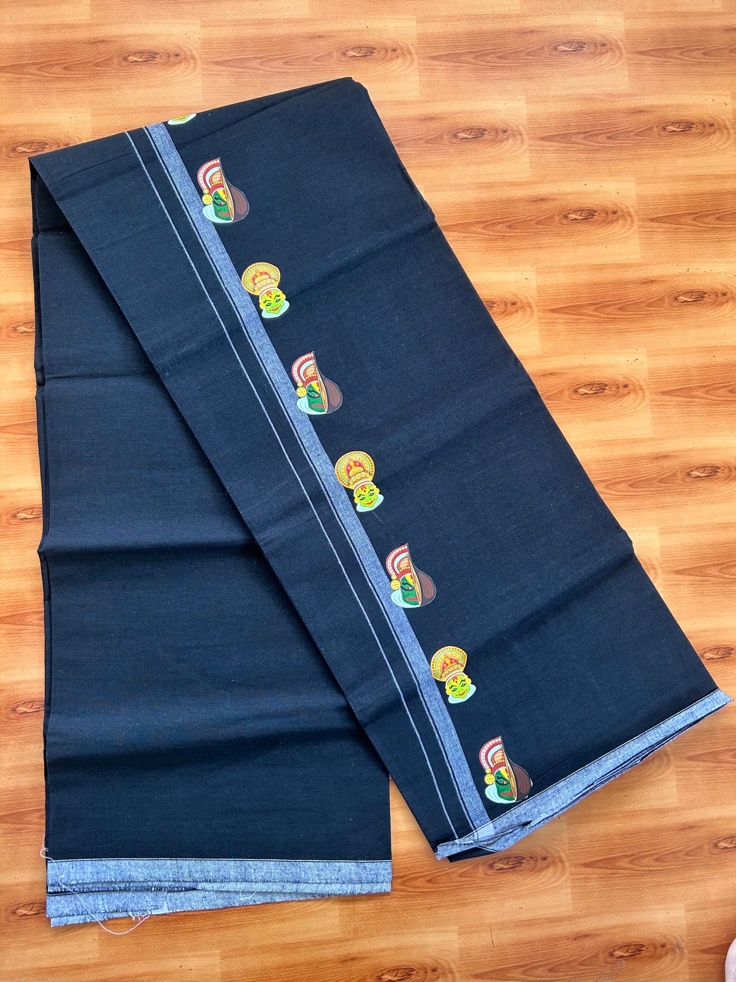 Single Kaily / Lungi- 20% Discount !! Kaitharikada - Pure Cotton - (40s) - 0.5 inch White Kara Kathakali Printed Design Kara with Black colour Body (2 meter / 4 muzham) - 31 KK8062 GAN