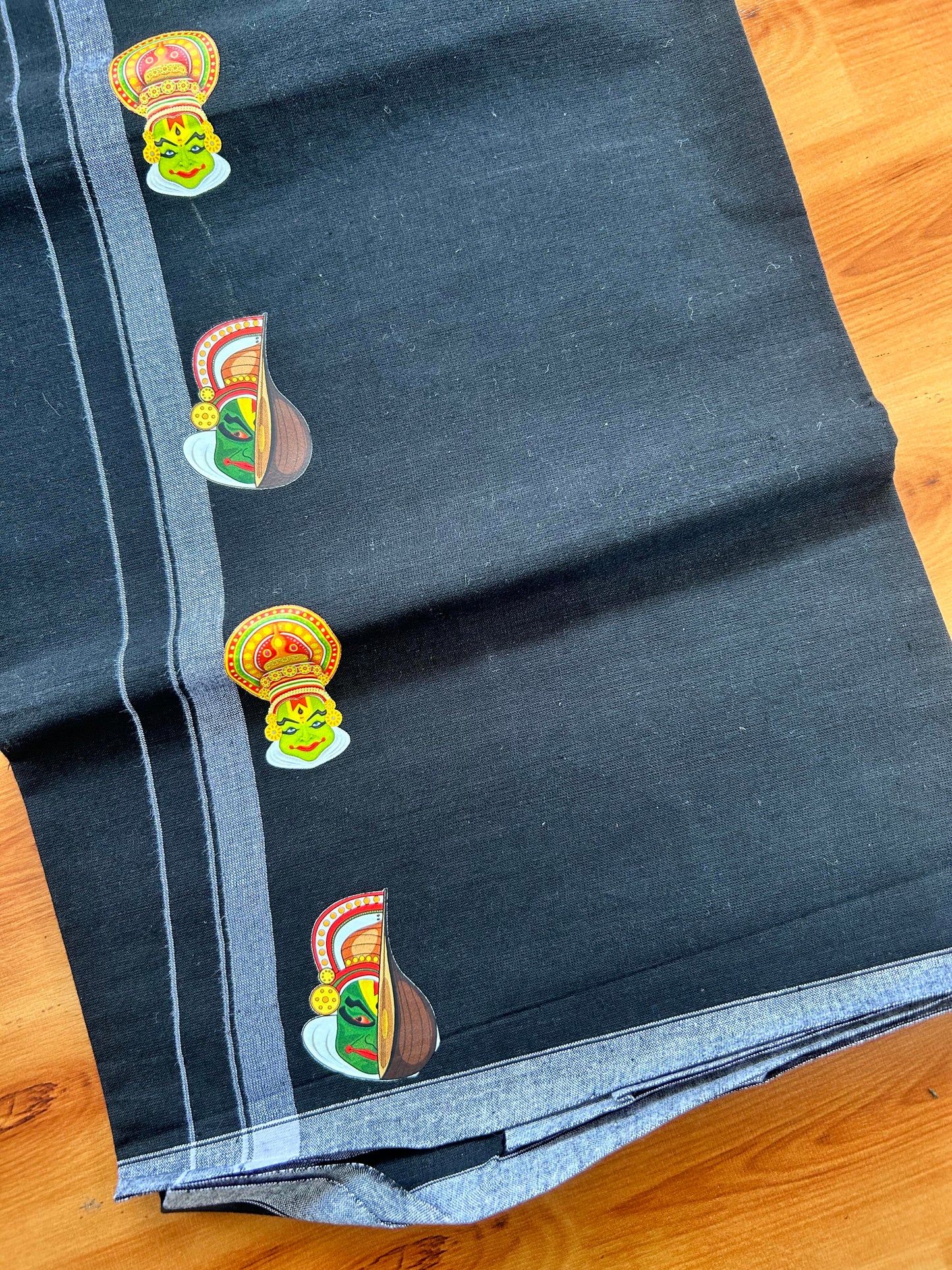 Single Kaily / Lungi- 20% Discount !! Kaitharikada - Pure Cotton - (40s) - 0.5 inch White Kara Kathakali Printed Design Kara with Black colour Body (2 meter / 4 muzham) - 31 KK8062 GAN