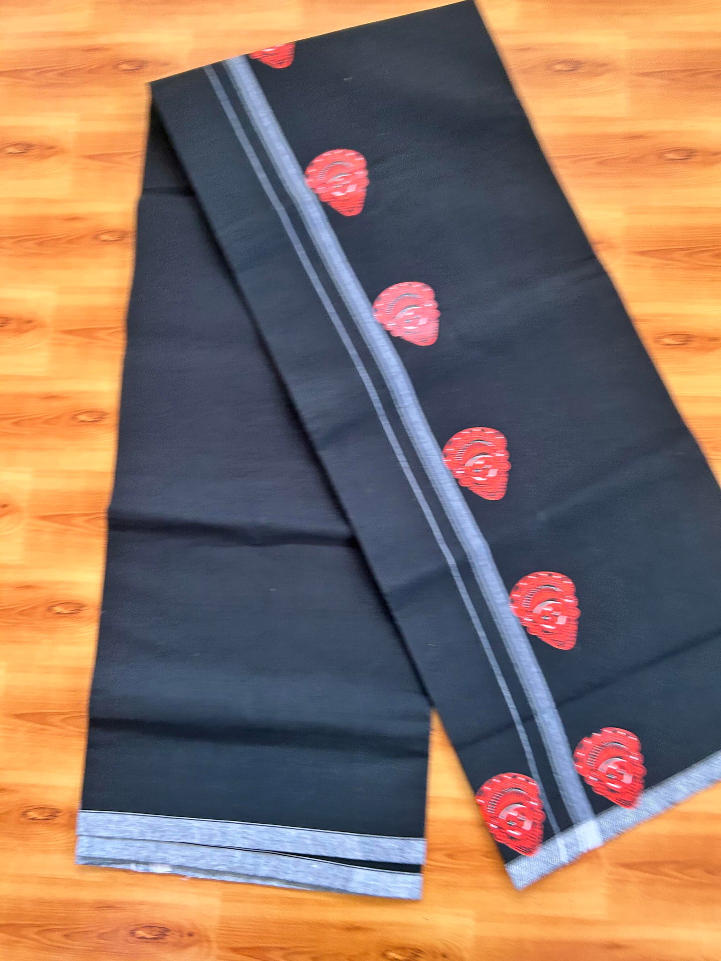 Single Kaily / Lungi- 20% Discount !! Kaitharikada - Pure Cotton - (40s) - 0.5 inch White Kara Theyyam Printed Design Kara with Black colour Body (2 meter / 4 muzham) - 29 KK8062 GAN