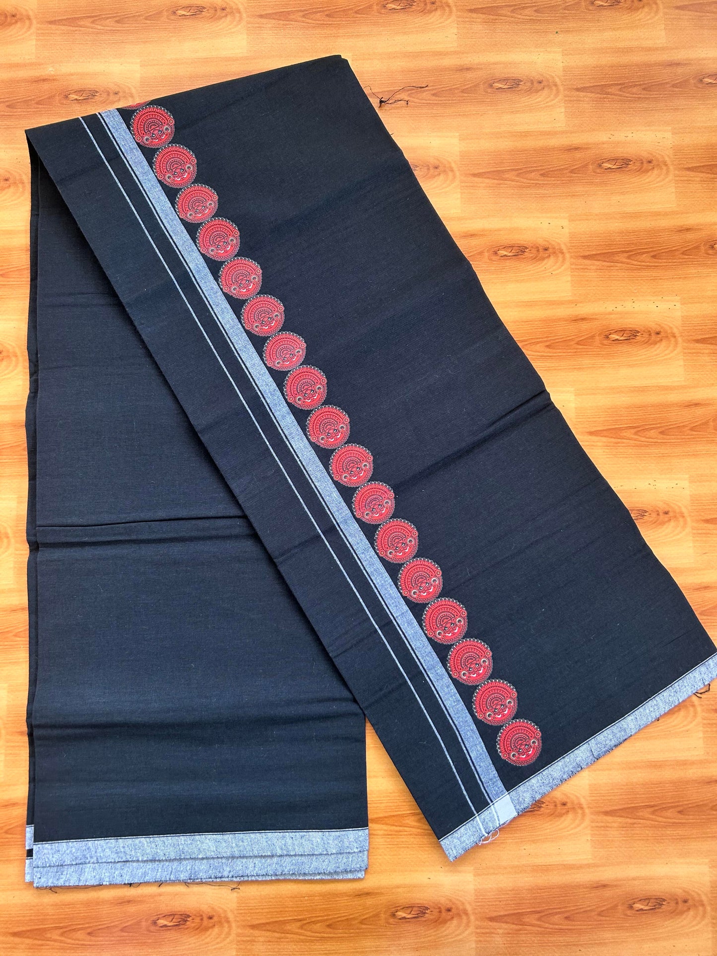 Single Kaily / Lungi- 20% Discount !! Kaitharikada - Pure Cotton - (40s) - 0.5 inch White Kara Theyyam Printed Design Kara with Black colour Body (2 meter / 4 muzham) - 32 KK8062 GAN