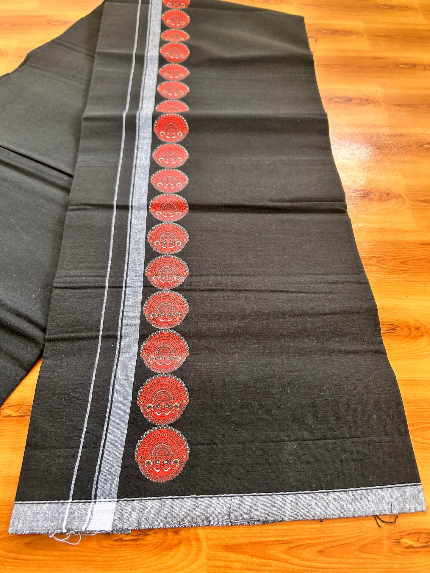 Single Kaily / Lungi- 20% Discount !! Kaitharikada - Pure Cotton - (40s) - 0.5 inch White Kara Theyyam Printed Design Kara with Black colour Body (2 meter / 4 muzham) - 32 KK8062 GAN