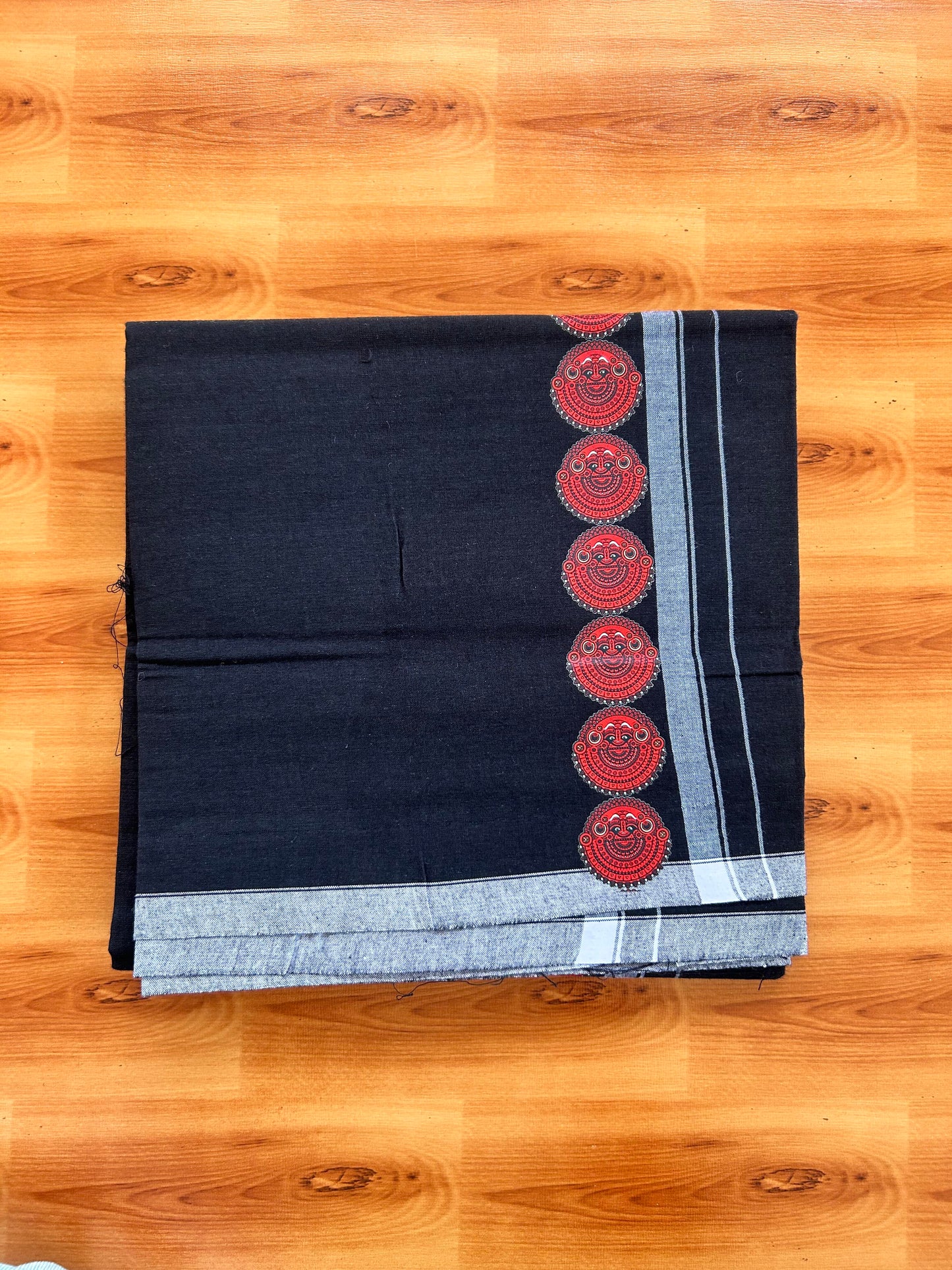 Single Kaily / Lungi- 20% Discount !! Kaitharikada - Pure Cotton - (40s) - 0.5 inch White Kara Theyyam Printed Design Kara with Black colour Body (2 meter / 4 muzham) - 32 KK8062 GAN