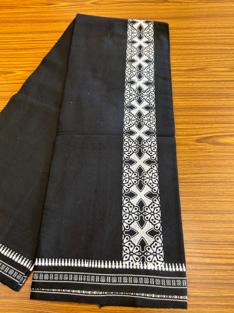 19% Discount!! Kaitharikada Pure Cotton - Single Kaily / Lungi - 2.5 inch White printed kuppadam kara with Black colour body (2 meter / 4 muzham) - 6KK8002AST