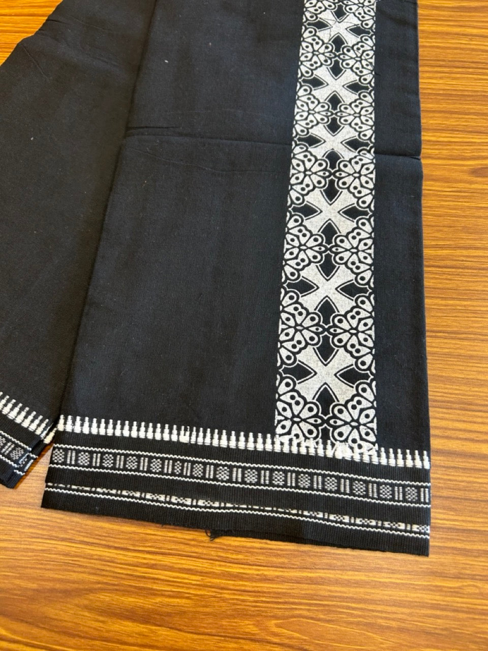 19% Discount!! Kaitharikada Pure Cotton - Single Kaily / Lungi - 2.5 inch White printed kuppadam kara with Black colour body (2 meter / 4 muzham) - 6KK8002AST