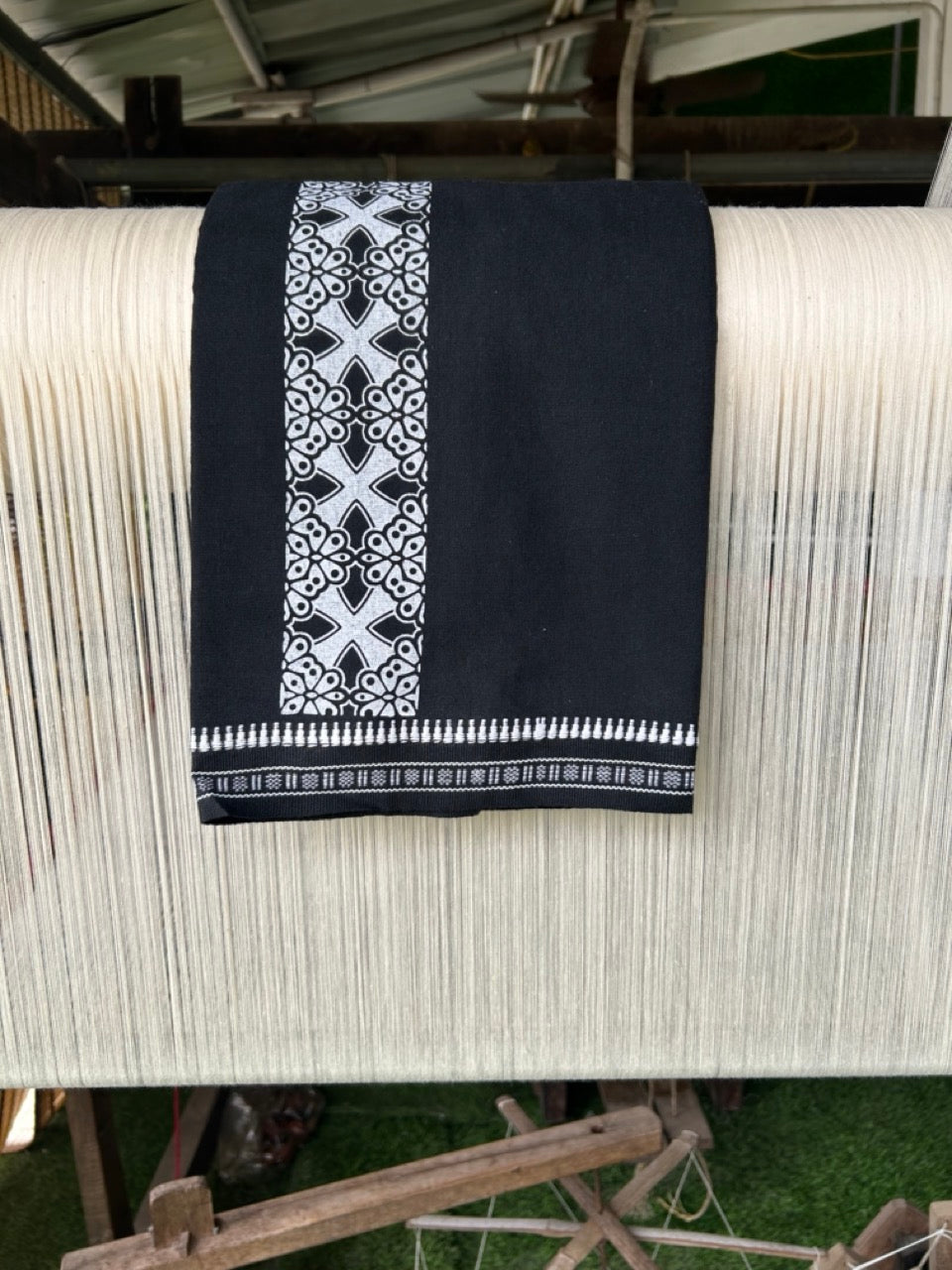 19% Discount!! Kaitharikada Pure Cotton - Single Kaily / Lungi - 2.5 inch White printed kuppadam kara with Black colour body (2 meter / 4 muzham) - 6KK8002AST