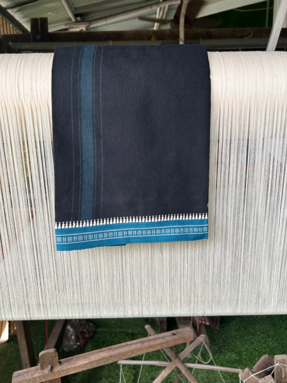 27% Discount!!! Kaitharikada Pure Cotton - Single Kaily / Lungi - 1.75 inch Blue Striped kara with Black colour body Kuppadam Border (2 meter / 4 muzham) - 2KK8002AST