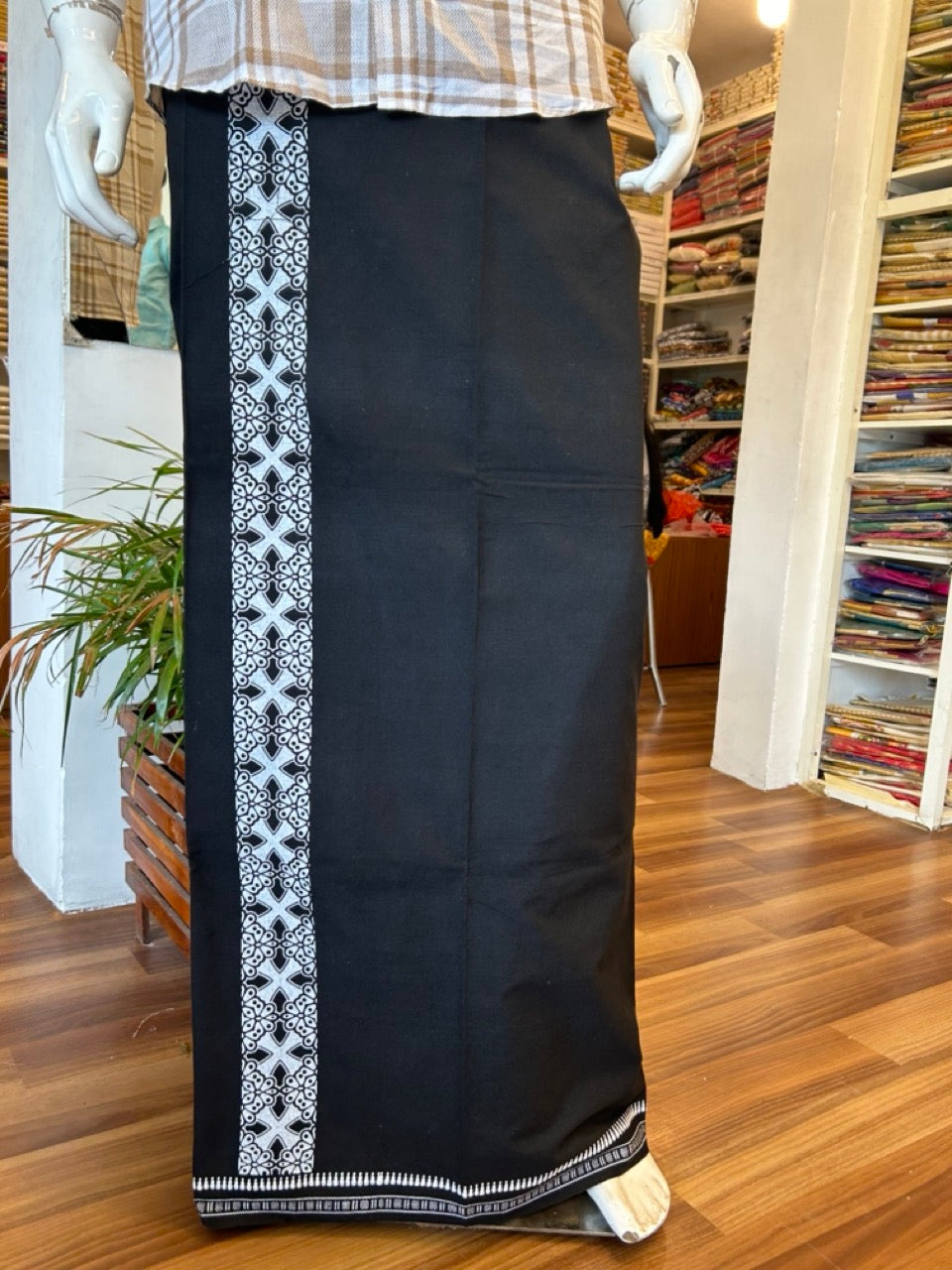 19% Discount!! Kaitharikada Pure Cotton - Single Kaily / Lungi - 2.5 inch White printed kuppadam kara with Black colour body (2 meter / 4 muzham) - 6KK8002AST