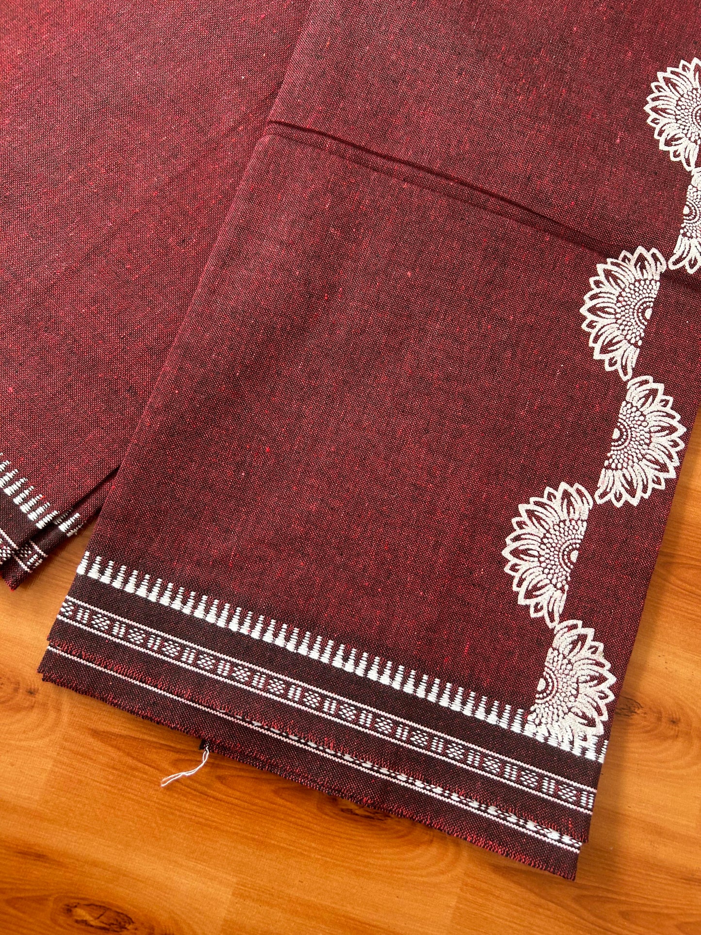 Kaitharikada - Single Kaily / Lungi - Mixed Cotton - 40s twisted - 2.5 inch White Flower Design printed kuppadam kara with Black and Maroon Shaded colour body (2 meter / 4 muzham) - 1  KK8054 GAN