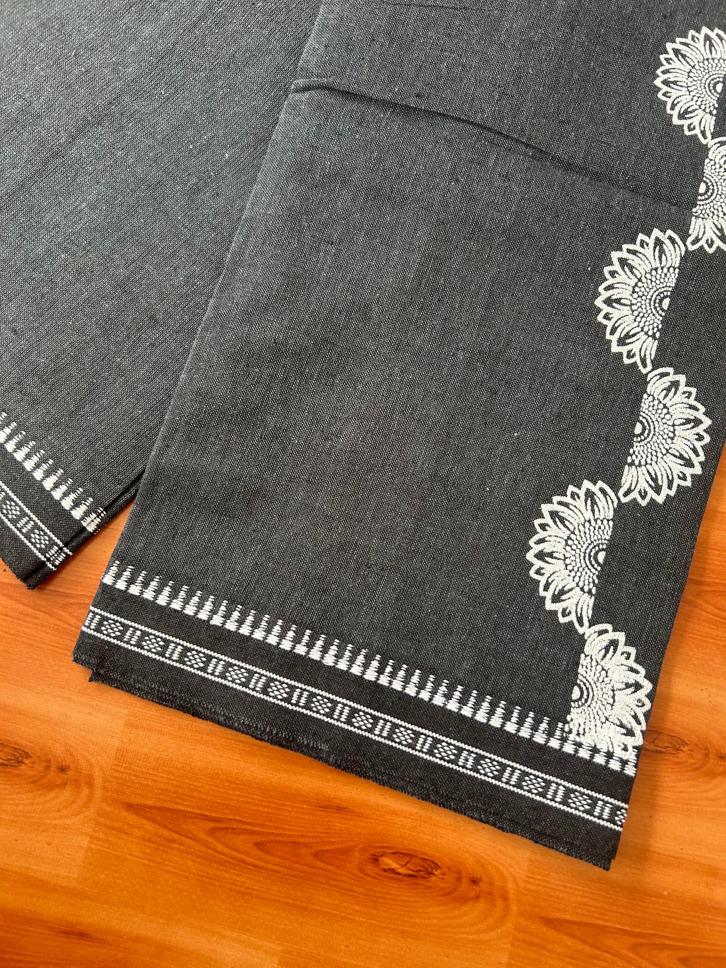 Kaitharikada - Single Kaily / Lungi - Mixed Cotton - 40s twisted - 2.5 inch White Flower Design printed kuppadam kara with Jeans Black Shaded colour body (2 meter / 4 muzham) - 4 KK8054 GAN