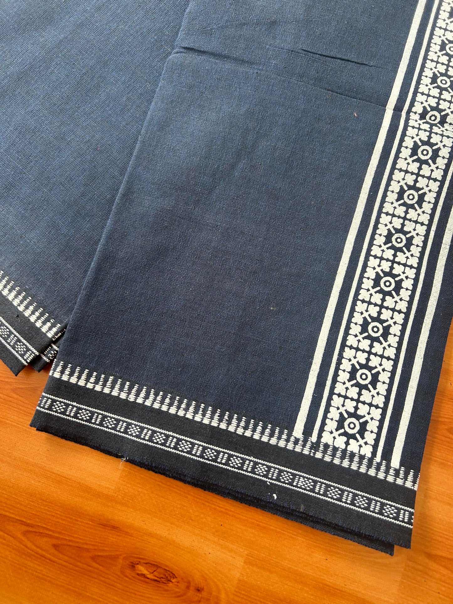 Kaitharikada - Single Kaily / Lungi - Mixed Cotton - 40s twisted - 2.5 inch White Design printed kuppadam kara with  Navy Blue colour body (2 meter / 4 muzham) - 21 KK8054 GAN