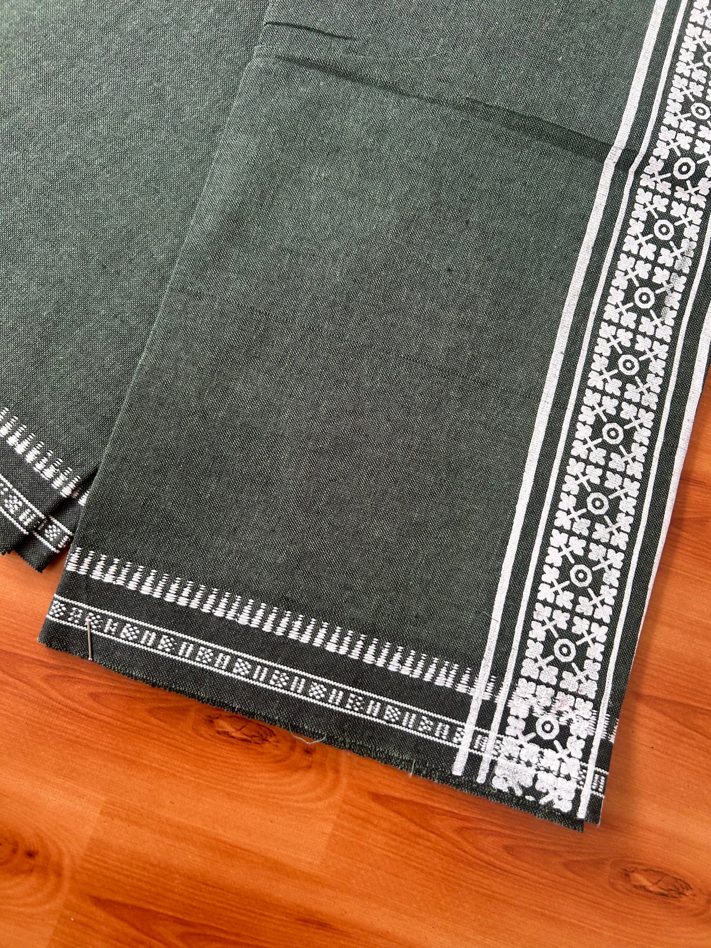 Kaitharikada - Single Kaily / Lungi - Mixed Cotton - 40s twisted - 2.5 inch White Design printed kuppadam kara with Jeans Black colour body (2 meter / 4 muzham) - 20 KK8054 GAN