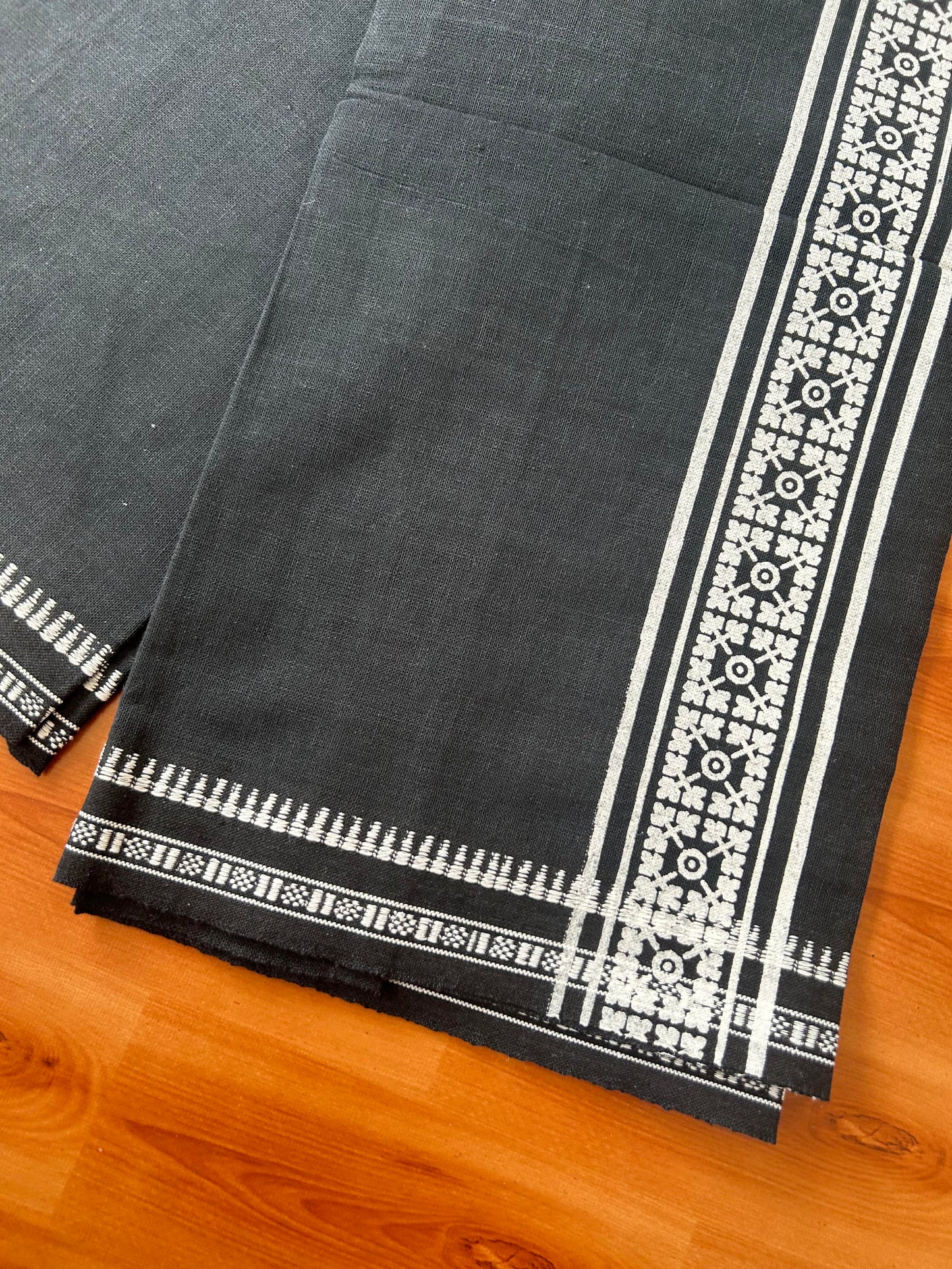 Kaitharikada - Single Kaily / Lungi -Mixed Cotton - 40s twisted - 2.5 inch White Design printed kuppadam kara with Ash Black  colour body (2 meter / 4 muzham) - 22 KK8054 GAN