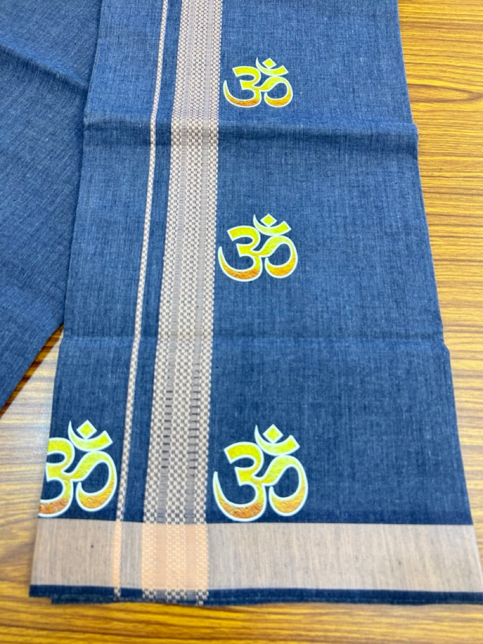21% Discount ! Kaitharikada Pure Cotton - Single Kaily / Lungi -(40s)- 1.25 inch Light Dusty Brown Ohm Printed Design kara with Navy Blue Shaded colour body  (2 meter / 4 muzham) - 42 KK8028 GAN