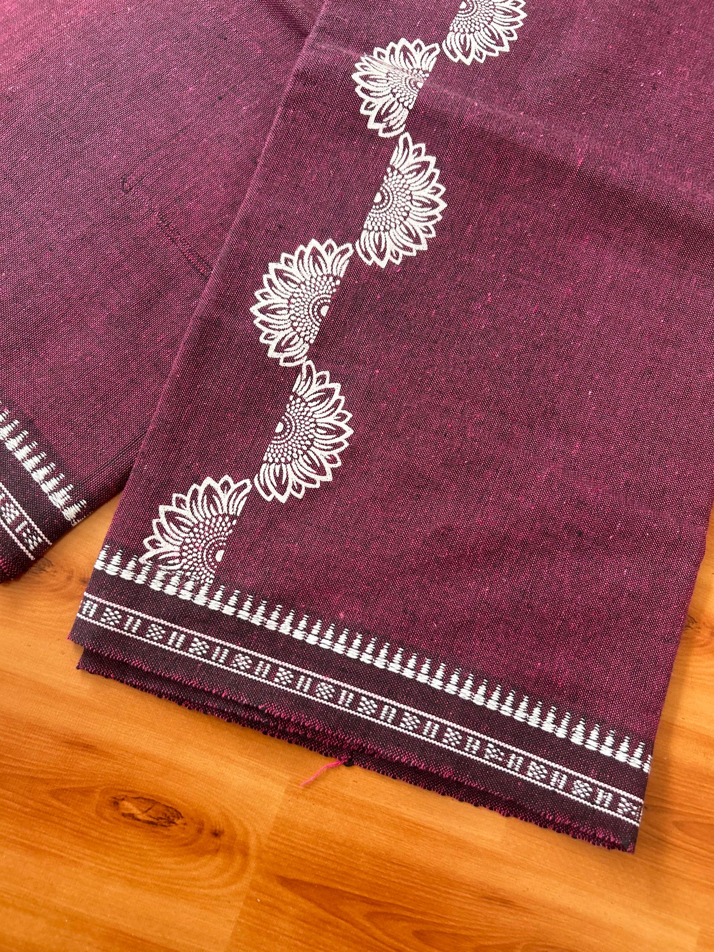Kaitharikada - Single Kaily / Lungi - Mixed Cotton - 40s twisted - 2.5 inch White Flower Design printed kuppadam kara with Black and Wine Shaded colour body (2 meter / 4 muzham) - 3 KK8054 GAN