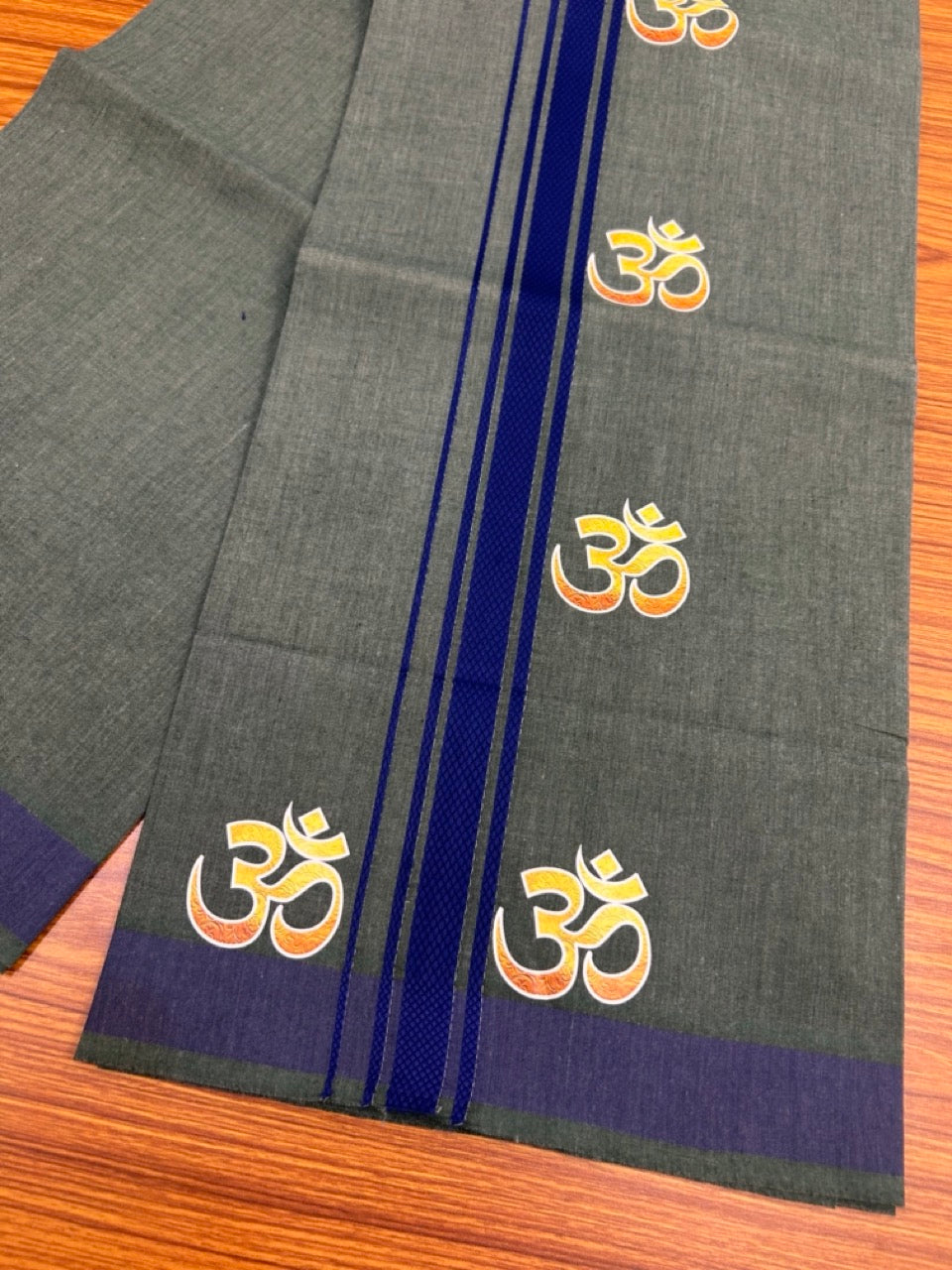 21% Discount ! Kaitharikada Pure Cotton - Single Kaily / Lungi -(40s)- 1.25 inch Navy Blue Striped Ohm Printed Design kara with Green Shaded colour body  (2 meter / 4 muzham) - 46 KK8028 GAN