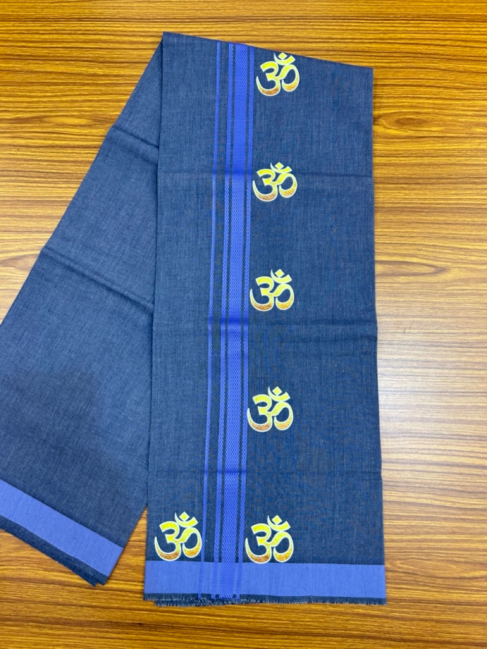 21% Discount ! Kaitharikada Pure Cotton - Single Kaily / Lungi -(40s)- 1.25 inch Lavender Ash Striped Ohm Printed Design kara with Blue Shaded colour body  (2 meter / 4 muzham) - 47 KK8028 GAN