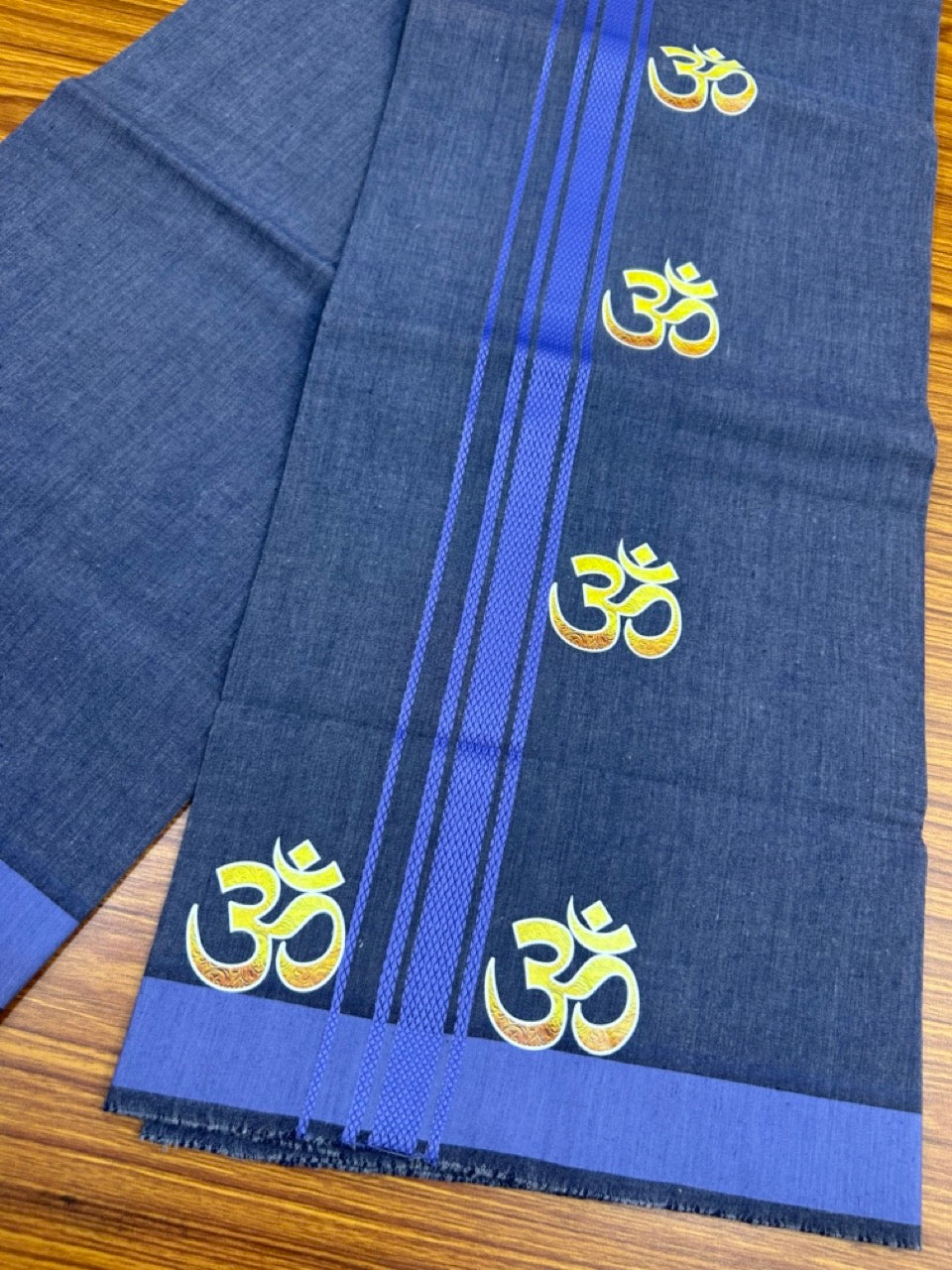 21% Discount ! Kaitharikada Pure Cotton - Single Kaily / Lungi -(40s)- 1.25 inch Lavender Ash Striped Ohm Printed Design kara with Blue Shaded colour body  (2 meter / 4 muzham) - 47 KK8028 GAN