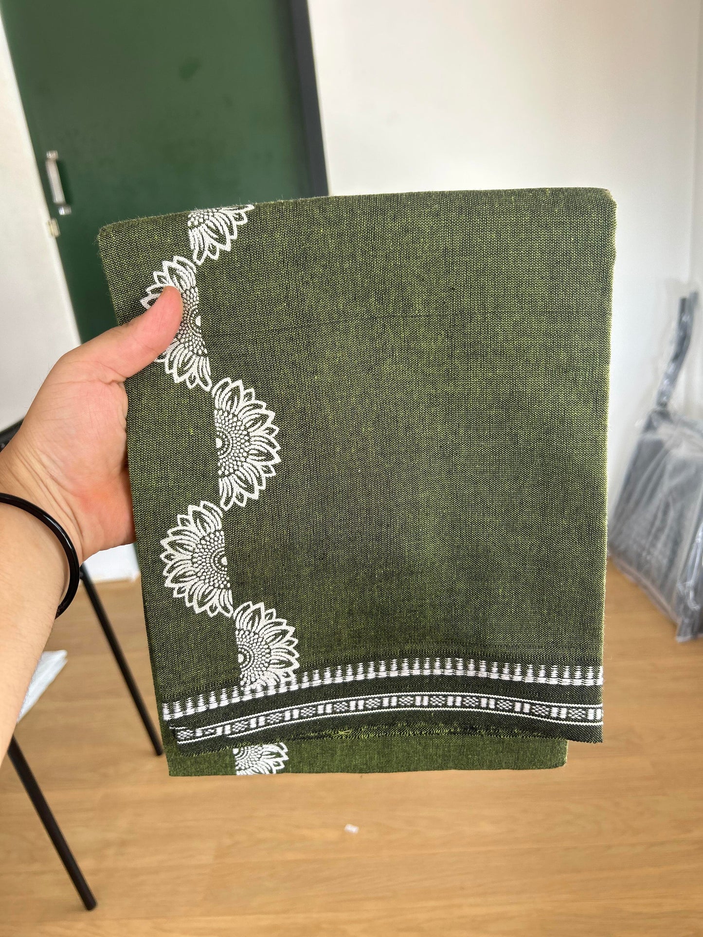 Kaitharikada - Single Kaily / Lungi - Mixed Cotton - 40s twisted - 2.5 inch White Flower Design printed kuppadam kara with Black and Light Green Shaded colour body (2 meter / 4 muzham) - 2  KK8054 GAN