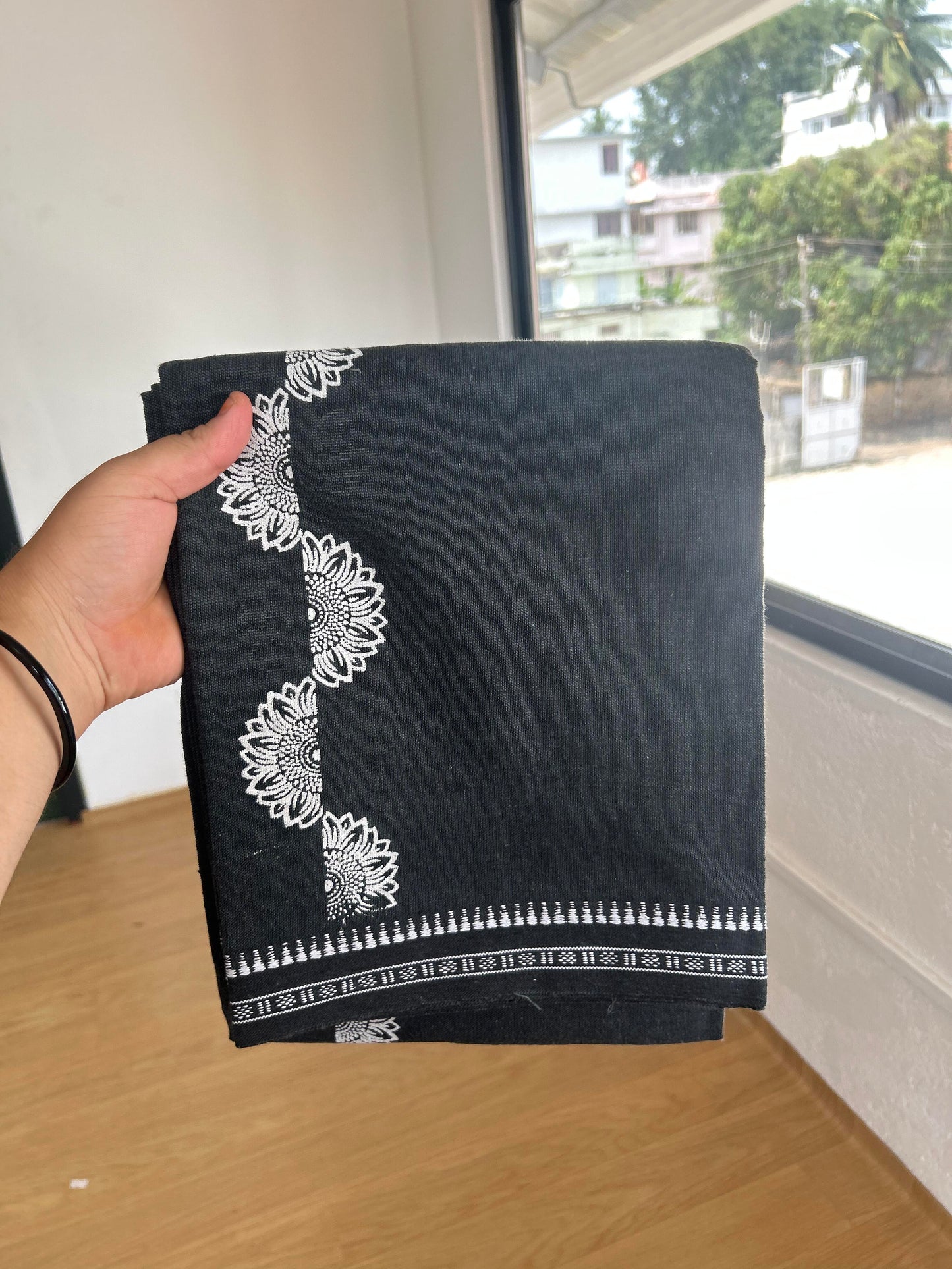 Kaitharikada - Single Kaily / Lungi - Mixed Cotton - 40s twisted - 2.5 inch White Flower Design printed kuppadam kara with Jeans Black Shaded colour body (2 meter / 4 muzham) - 4 KK8054 GAN