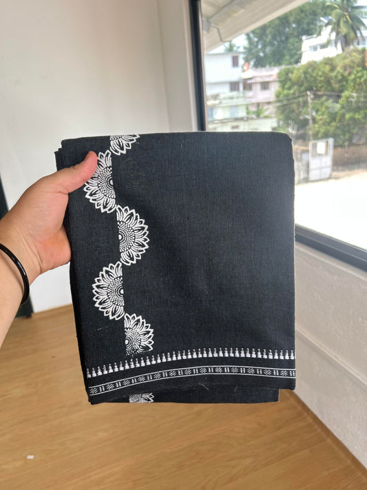 Kaitharikada - Single Kaily / Lungi - Mixed Cotton - 40s twisted - 2.5 inch White Flower Design printed kuppadam kara with Jeans Black Shaded colour body (2 meter / 4 muzham) - 4 KK8054 GAN