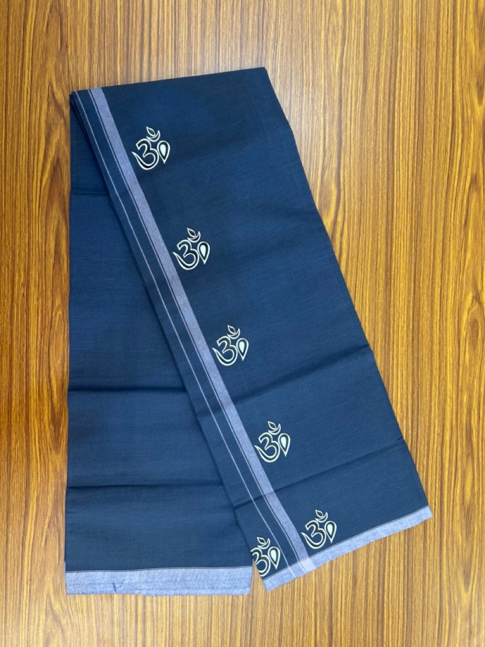 9% Discount ! Kaitharikada Pure Cotton - Single Kaily / Lungi -(40s)- 0.5 inch White Striped Ohm Printed Design kara with Ash Blue colour body  (2 meter / 4 muzham) - 51 KK8028 GAN