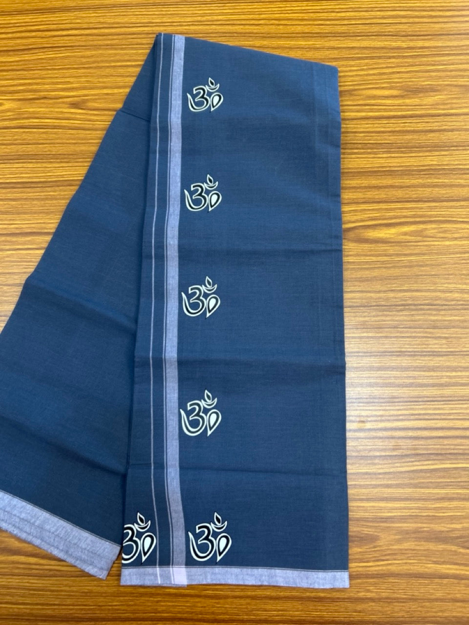 9% Discount ! Kaitharikada Pure Cotton - Single Kaily / Lungi -(40s)- 0.5 inch White Striped Ohm Printed Design kara with Ash Blue colour body  (2 meter / 4 muzham) - 51 KK8028 GAN