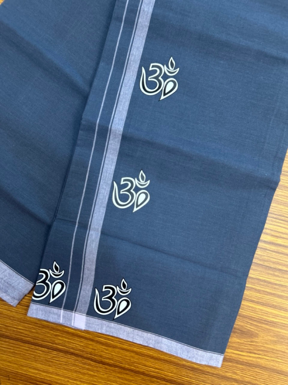 9% Discount ! Kaitharikada Pure Cotton - Single Kaily / Lungi -(40s)- 0.5 inch White Striped Ohm Printed Design kara with Ash Blue colour body  (2 meter / 4 muzham) - 51 KK8028 GAN