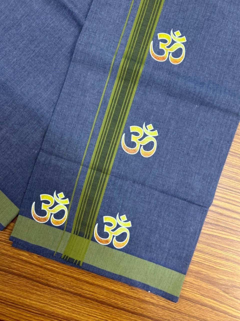 21% Discount ! Kaitharikada Pure Cotton - Single Kaily / Lungi - (40s) - 1.25 inch Light Green Striped Ohm Printed Design kara with Navy Blue Shaded colour body  (2 meter / 4 muzham) - 34 KK8028 GAN
