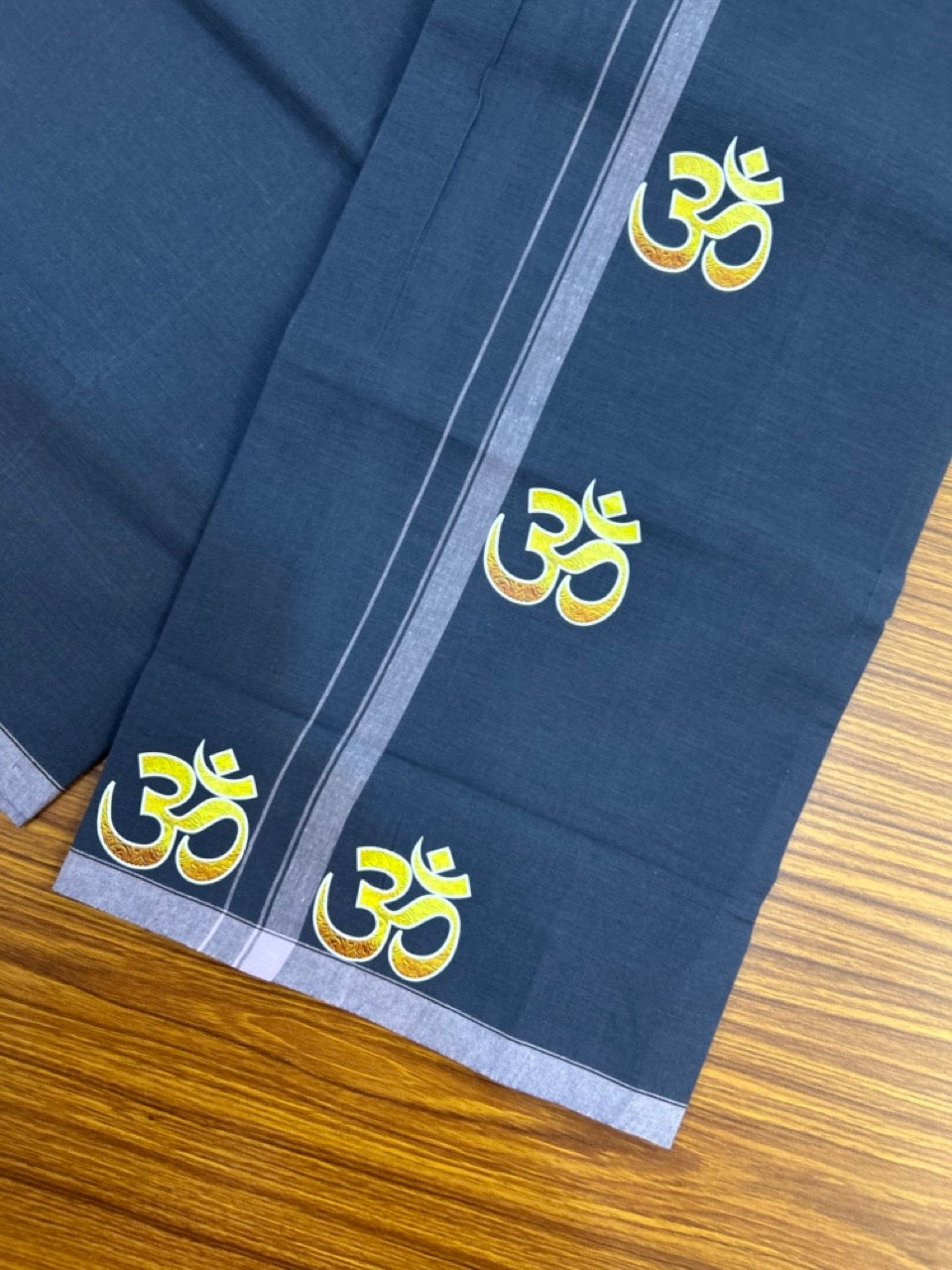 9% Discount ! Kaitharikada Pure Cotton - Single Kaily / Lungi -(40s)- 0.5 inch White Striped Ohm Printed Design kara with Ash Blue colour body  (2 meter / 4 muzham) - 57 KK8028 GAN