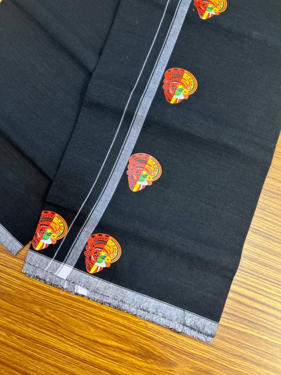 9% Discount !! Kaitharikada Pure Cotton - Single Kaily / Lungi - (40s) - 0.5 inch Printed Theyyam Kadhakali Printed Design kara with Black colour body (2 meter / 4 muzham) - 21 KK8028 GAN