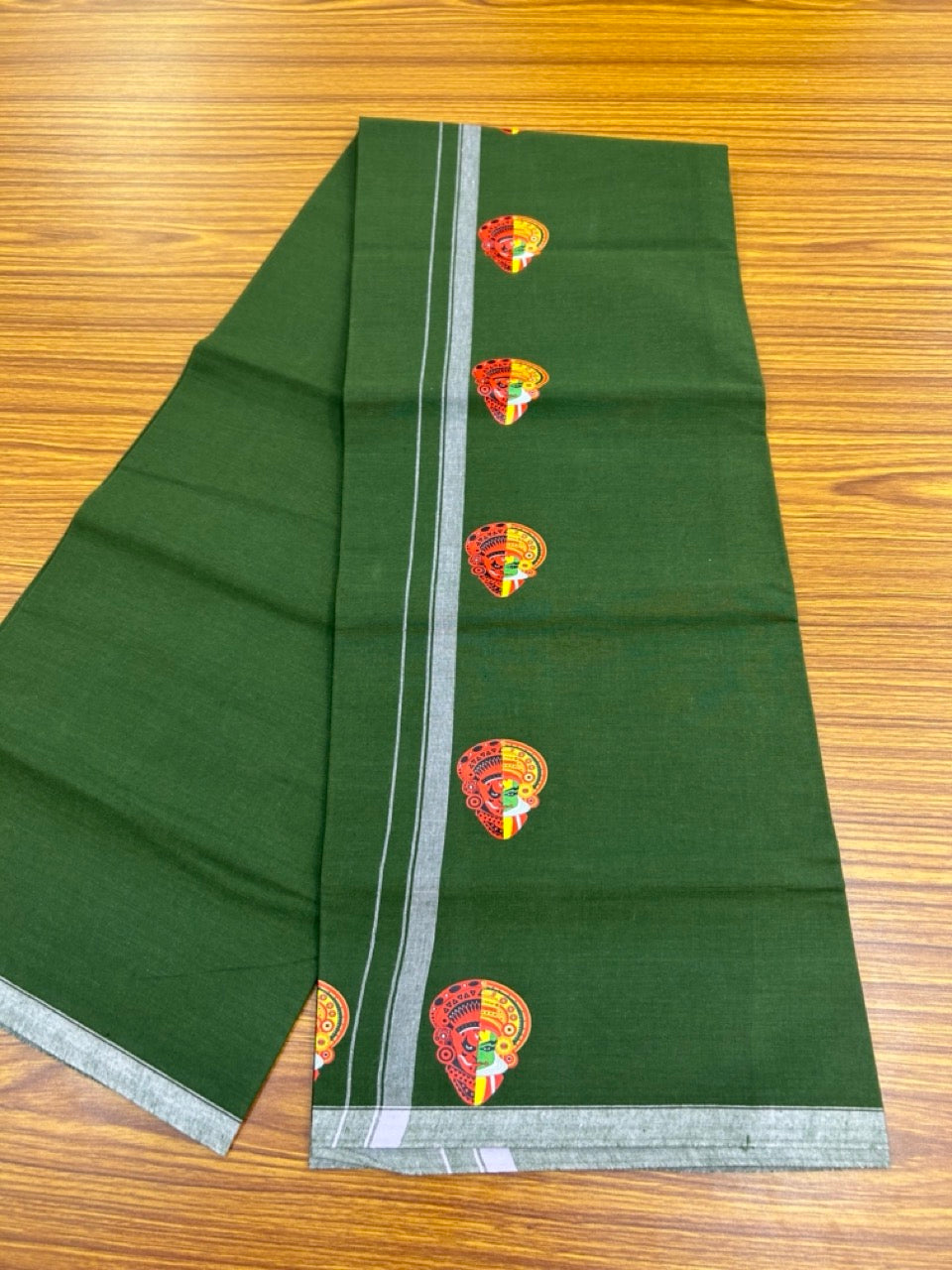 9% Discount !! Kaitharikada Pure Cotton - Single Kaily / Lungi - (40s) - 0.5 inch Printed Theyyam Kadhakali Printed Design kara with Dark Green colour body (2 meter / 4 muzham) - 22 KK8028 GAN