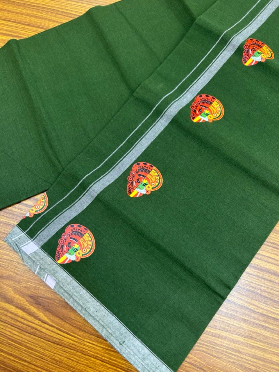 9% Discount !! Kaitharikada Pure Cotton - Single Kaily / Lungi - (40s) - 0.5 inch Printed Theyyam Kadhakali Printed Design kara with Dark Green colour body (2 meter / 4 muzham) - 22 KK8028 GAN