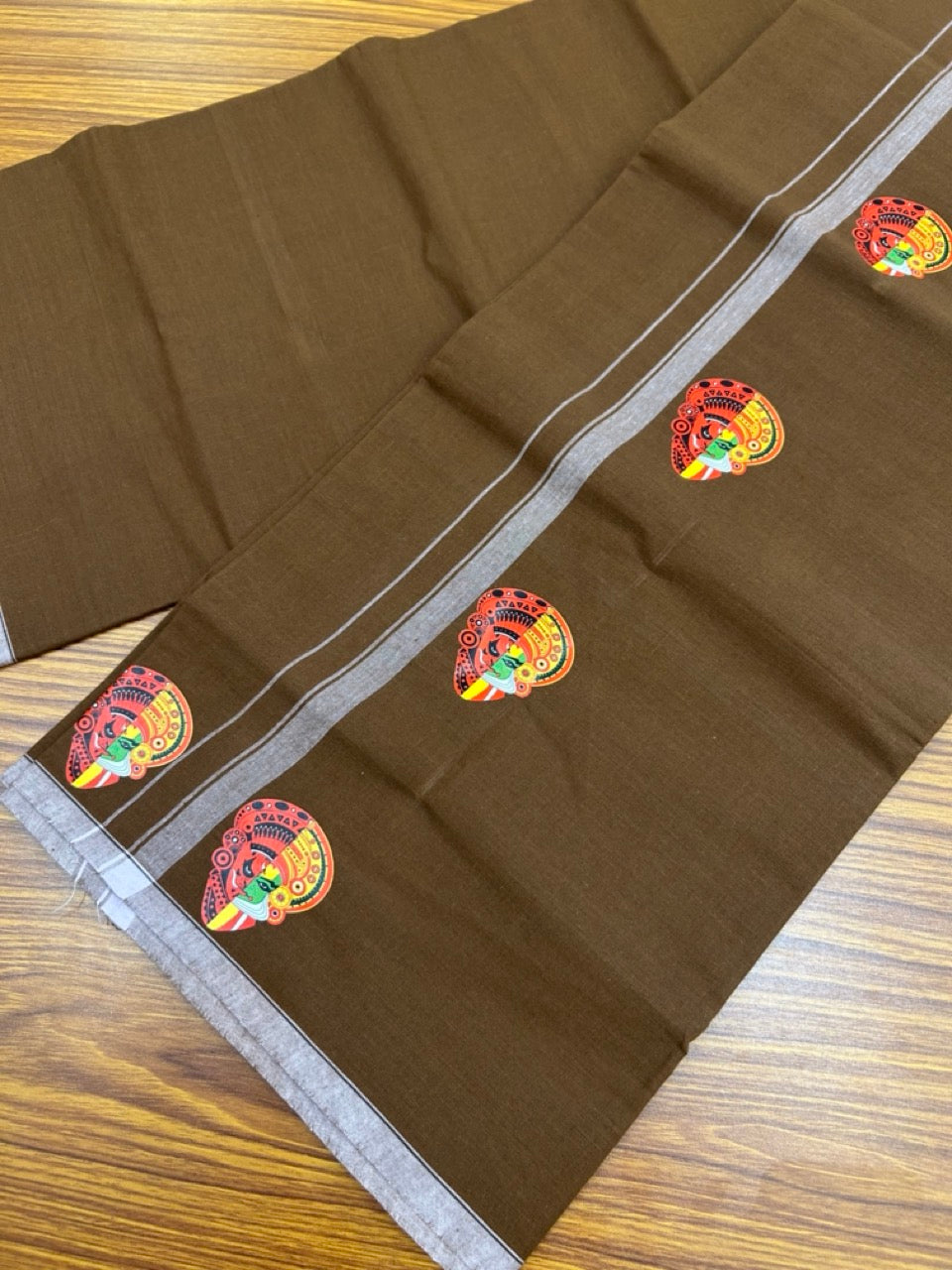 9% Discount !! Kaitharikada Pure Cotton - Single Kaily / Lungi - (40s) - 0.5 inch Theyyam Kadhakali Printed Design kara with Brown colour body (2 meter / 4 muzham) - 26 KK8028 GAN