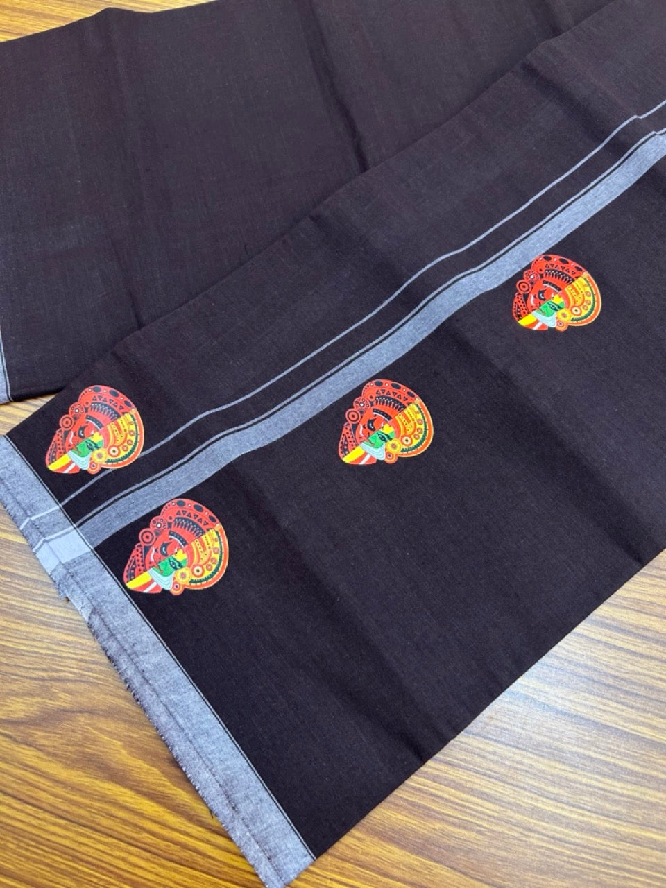 9% Discount !! Kaitharikada Pure Cotton - Single Kaily / Lungi - (40s) - 0.5 inch Printed Theyyam Kadhakali Printed Design kara with Dark Grape wine colour body (2 meter / 4 muzham) - 8 KK8028 GAN