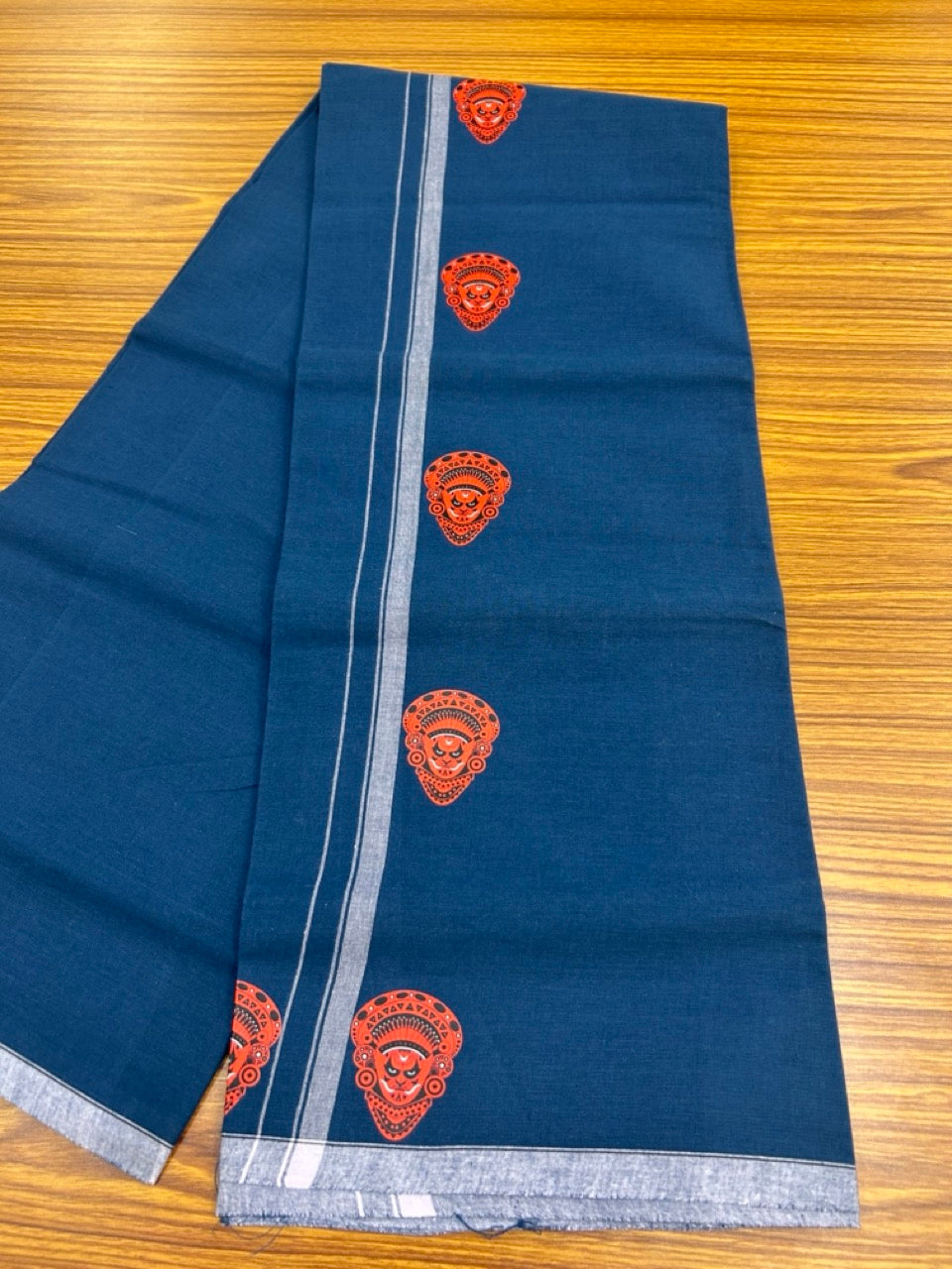 9% Discount !! Kaitharikada Pure Cotton - Single Kaily / Lungi - (40s) - 0.5 inch White kara Theyyam Printed Design with Dark Blue colour body (2 meter / 4 muzham) - 30 KK8028 GAN